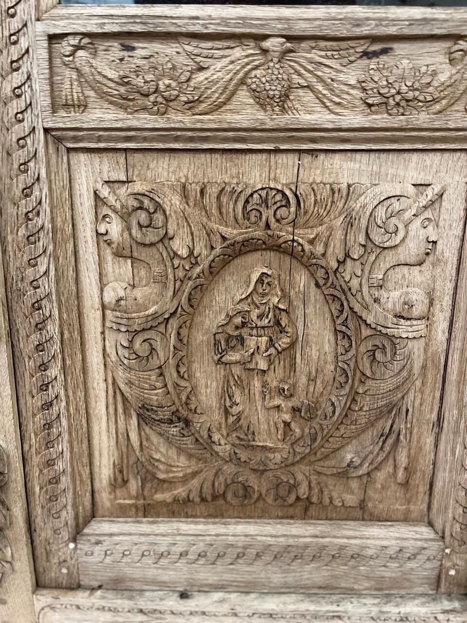 This late 1800s French carved and bleached oak bookcase is a testament to exquisite craftsmanship. Its intricate figural carvings captivate the eye, showcasing the artistry of the period. Standing as a blend of functionality and art, it not only