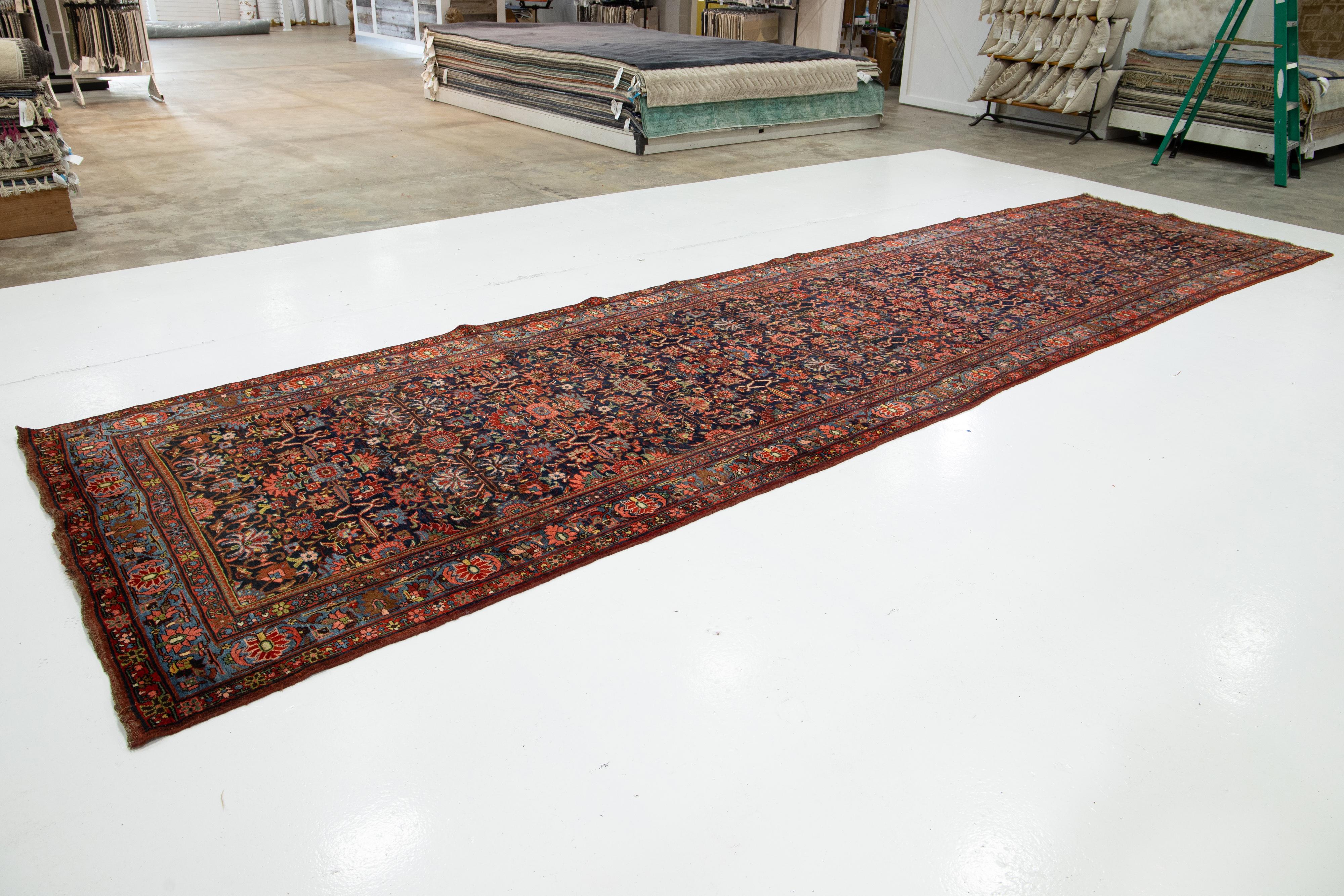 Islamique Tapis persan Bidjar Gallery bleu des années 1880, fabriqué à la main avec un motif floral en vente