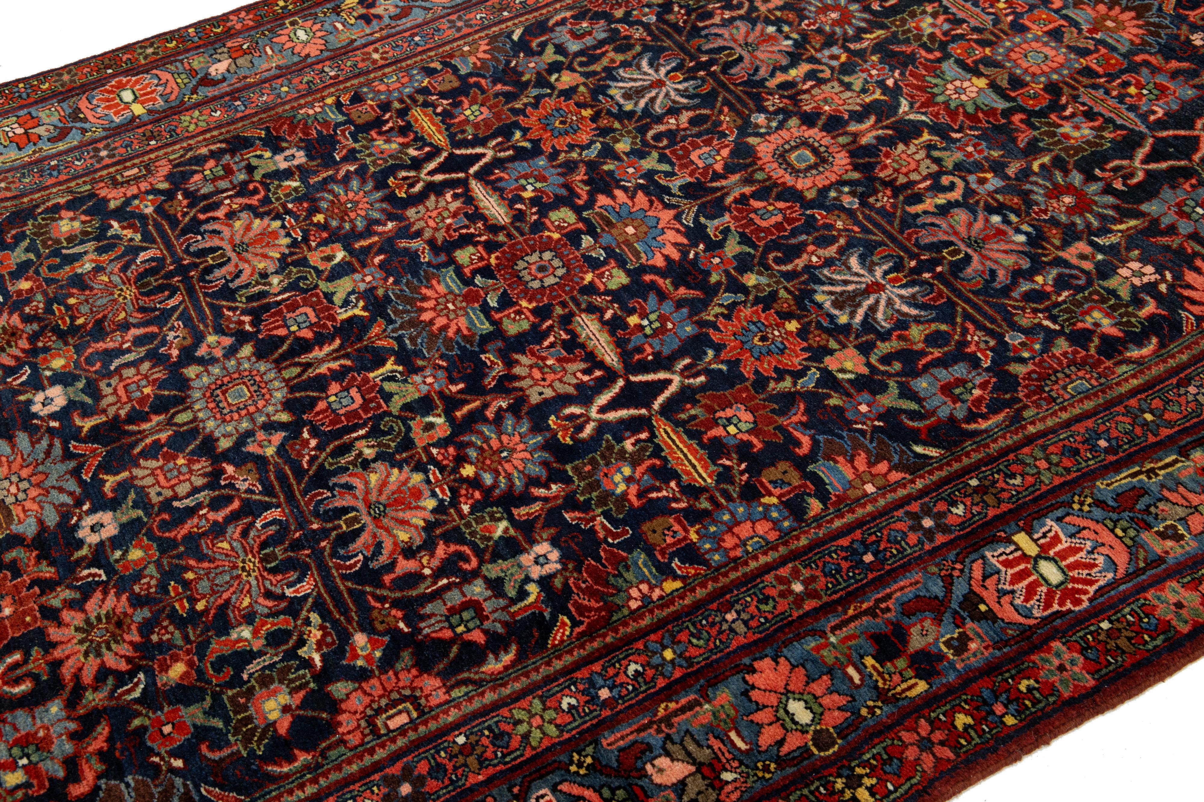 Perse Tapis persan Bidjar Gallery bleu des années 1880, fabriqué à la main avec un motif floral en vente