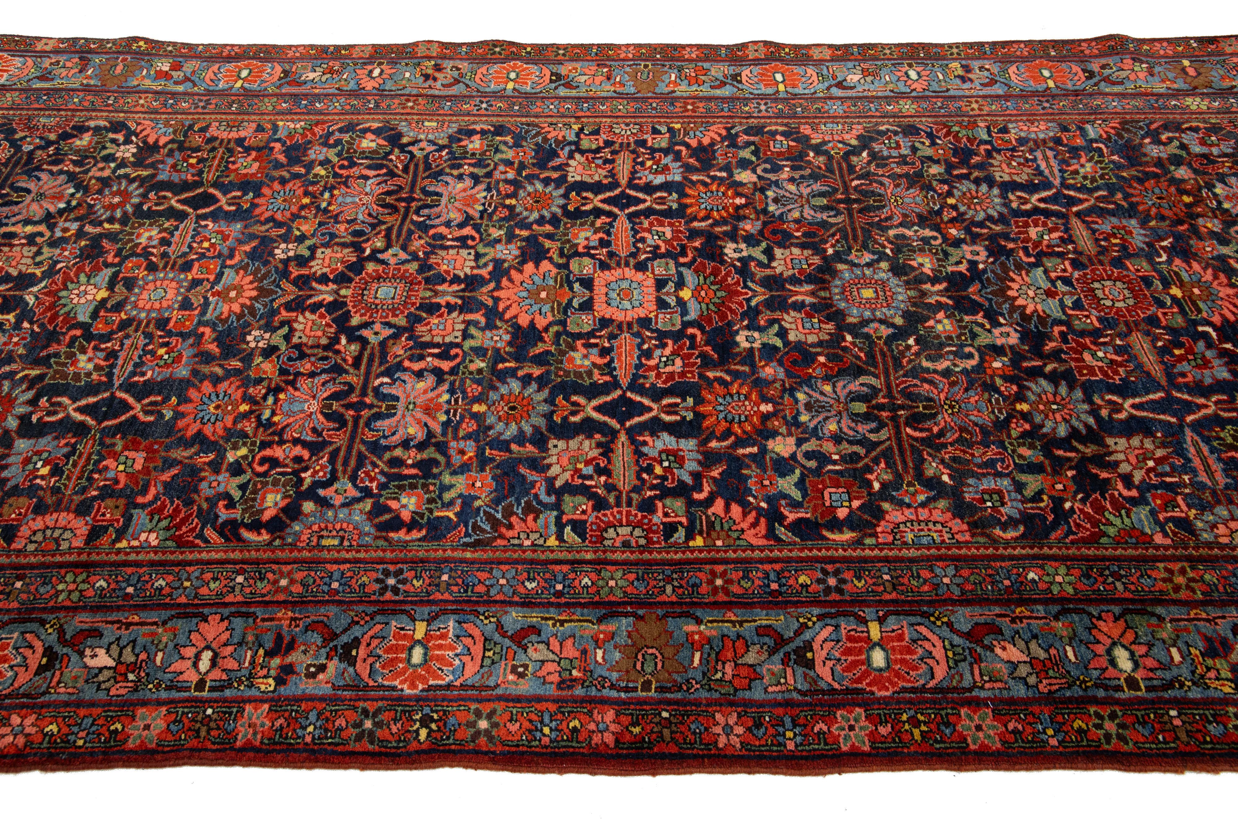 Tapis persan Bidjar Gallery bleu des années 1880, fabriqué à la main avec un motif floral Excellent état - En vente à Norwalk, CT