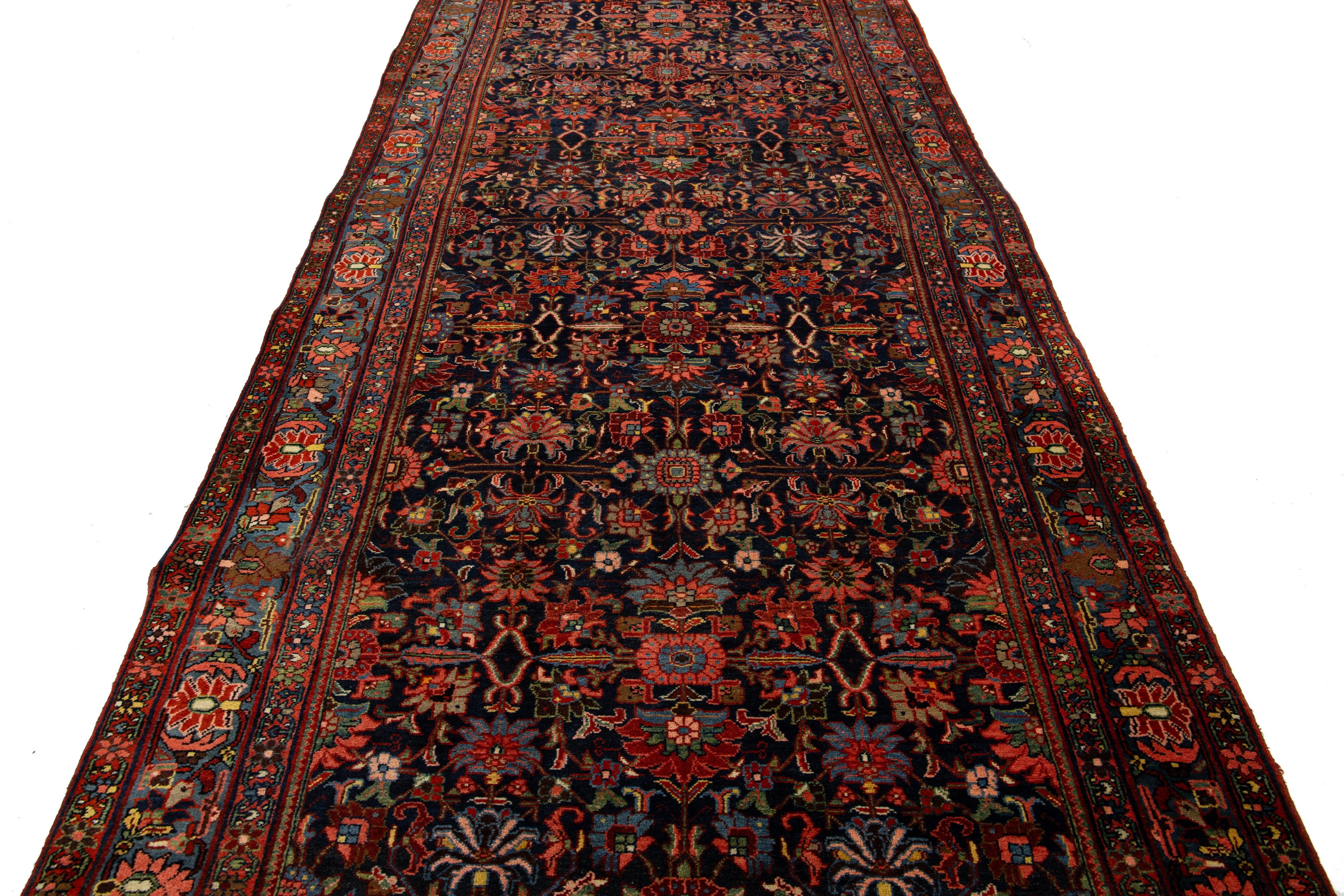 Laine Tapis persan Bidjar Gallery bleu des années 1880, fabriqué à la main avec un motif floral en vente