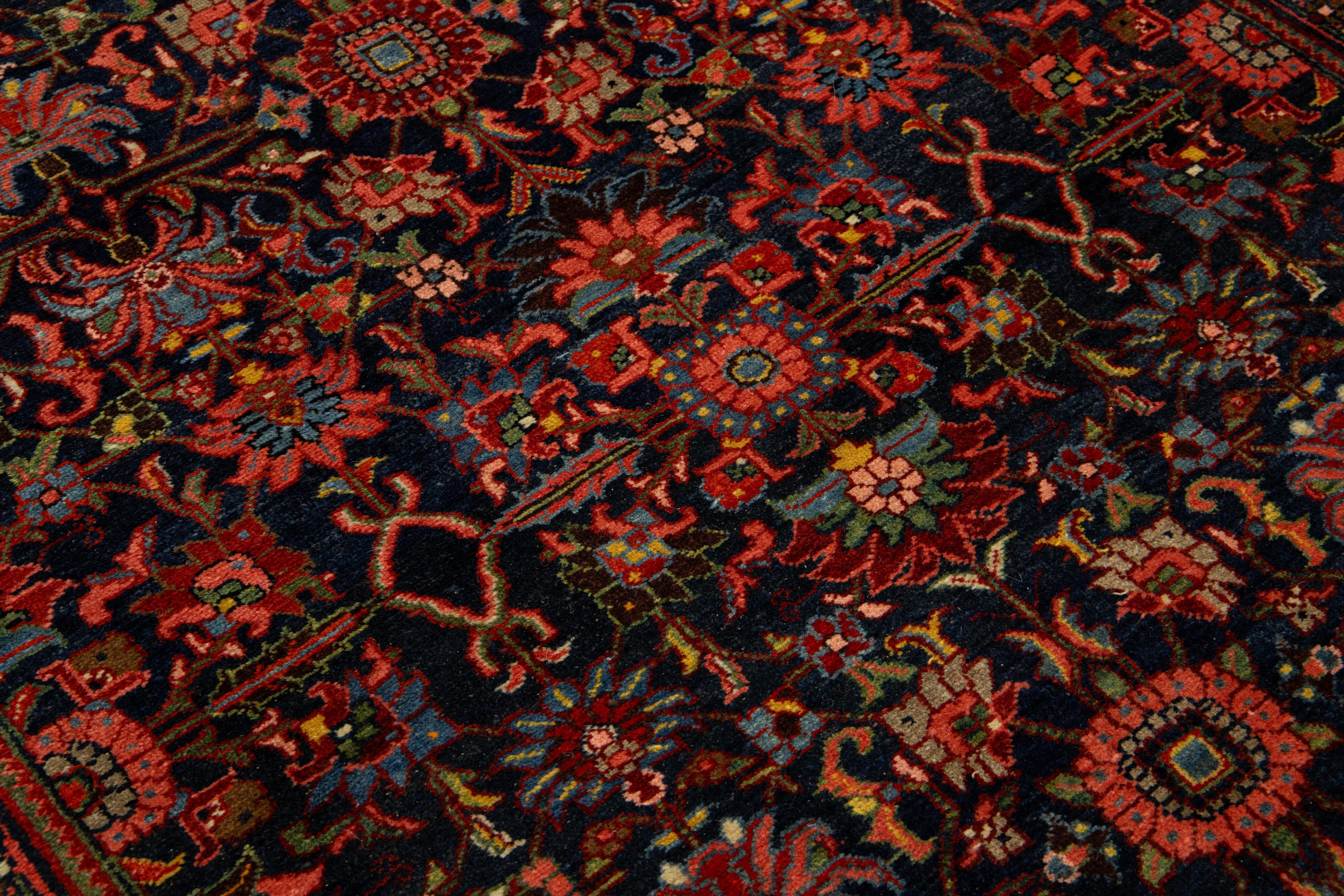 Tapis persan Bidjar Gallery bleu des années 1880, fabriqué à la main avec un motif floral en vente 1