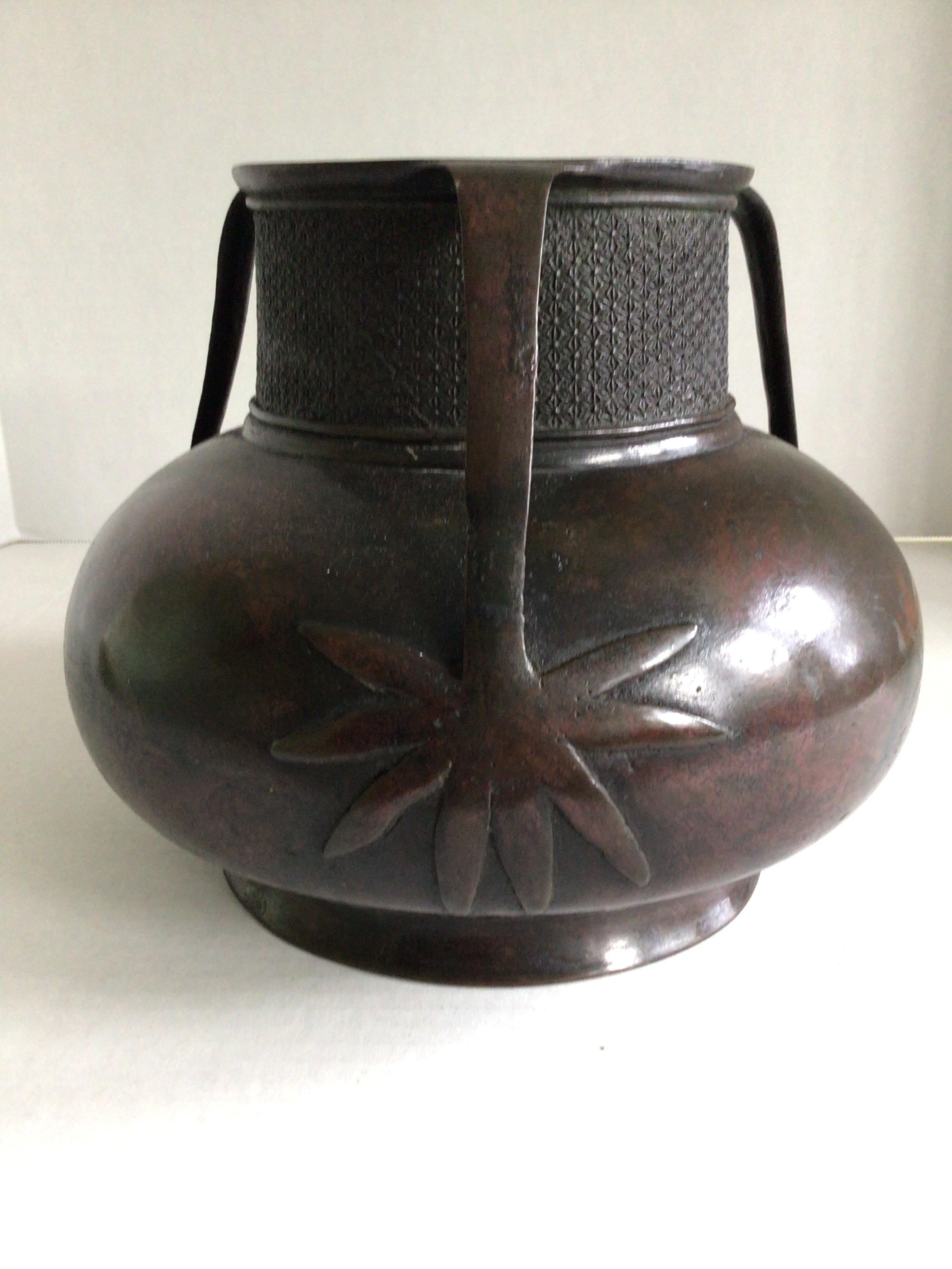 Vaso giapponese in bronzo del 1880 con 3 maniglie
Le maniglie terminano in fronde di palma
Cerchio modellato
Piccola ammaccatura come mostrato nelle immagini