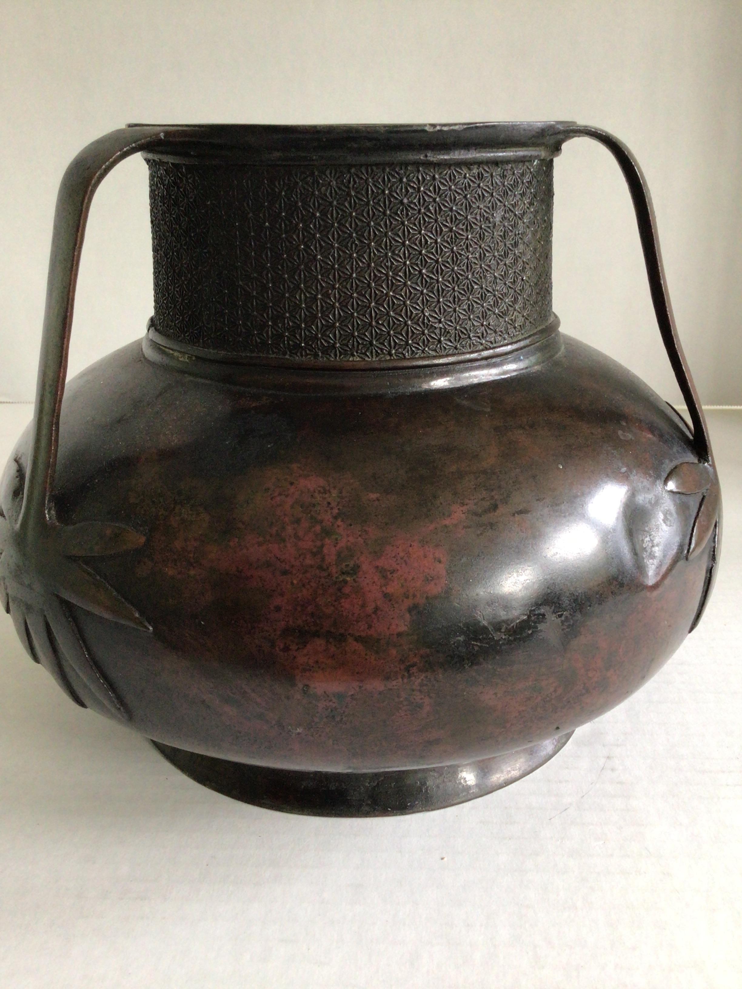 Calco Vaso giapponese in bronzo del 1880 con 3 maniglie in vendita
