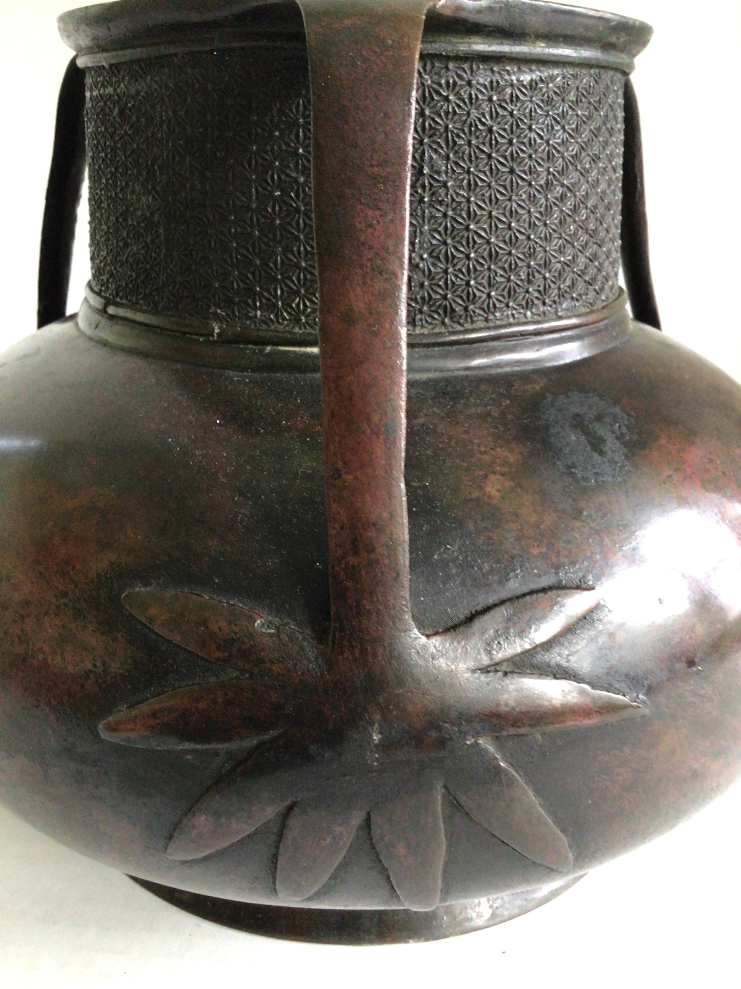 Vaso giapponese in bronzo del 1880 con 3 maniglie In condizioni buone in vendita a Tarrytown, NY