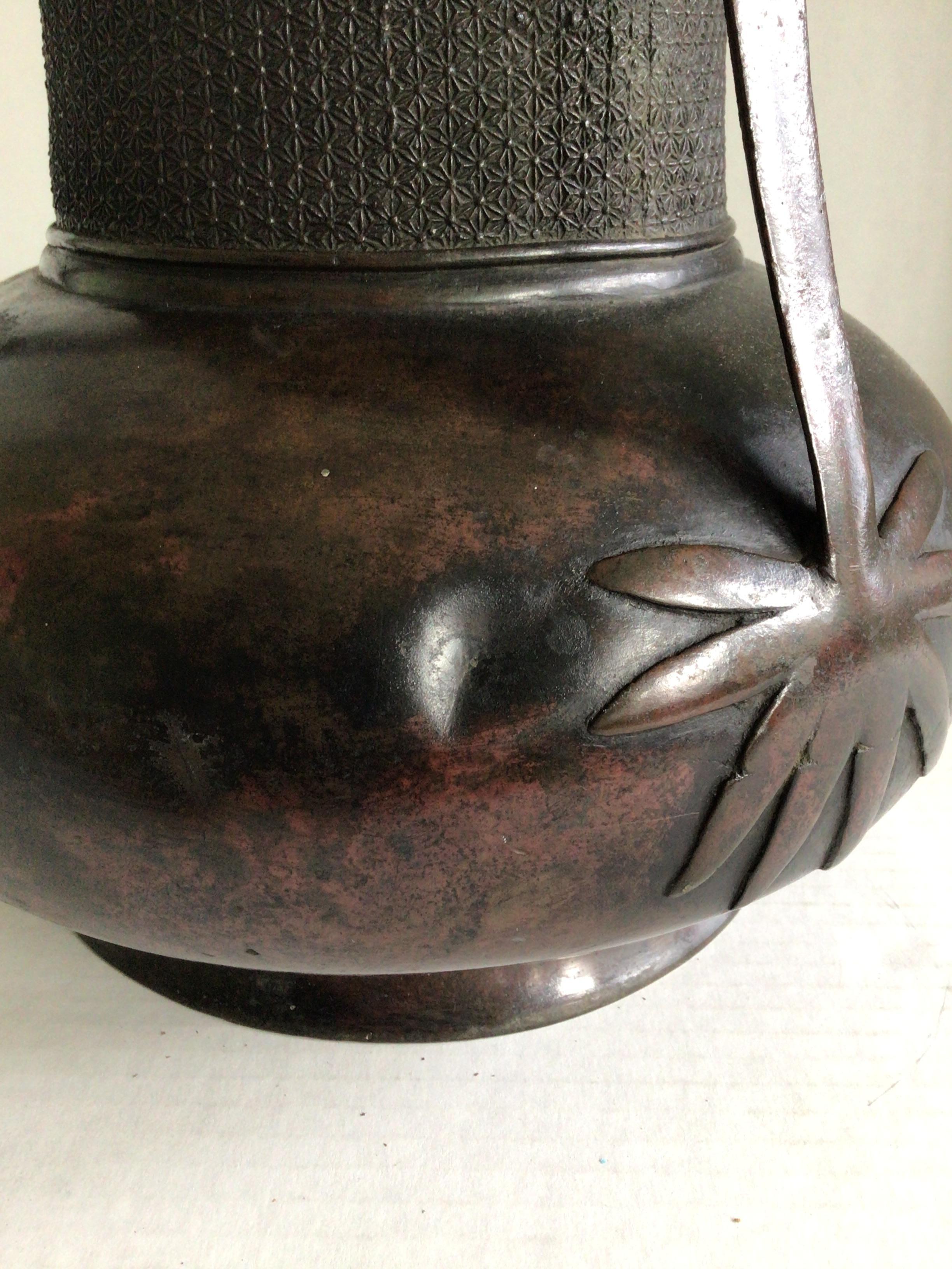 Vaso giapponese in bronzo del 1880 con 3 maniglie in vendita 1