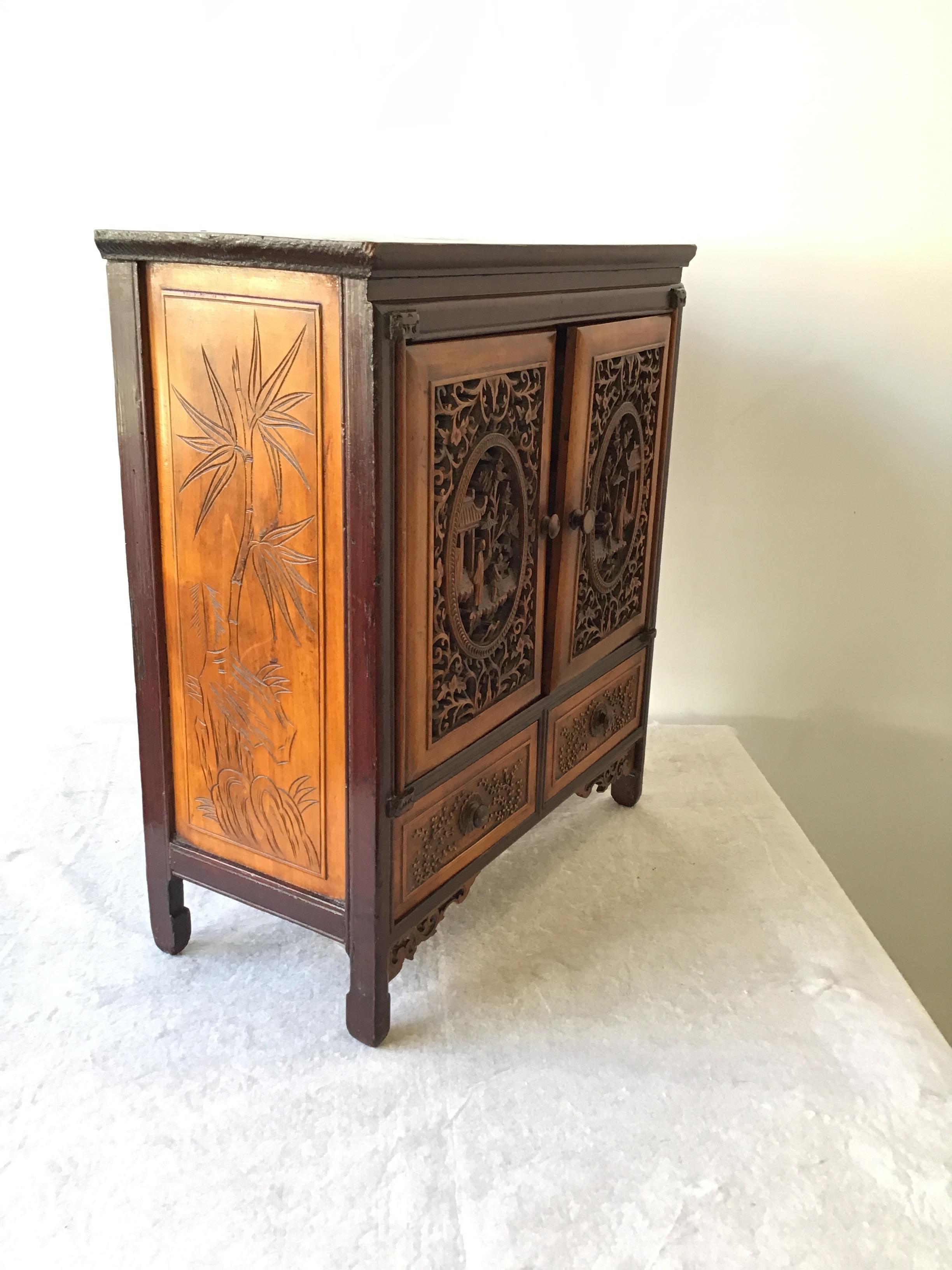 1880 Caja asiática de madera tallada con cajones.