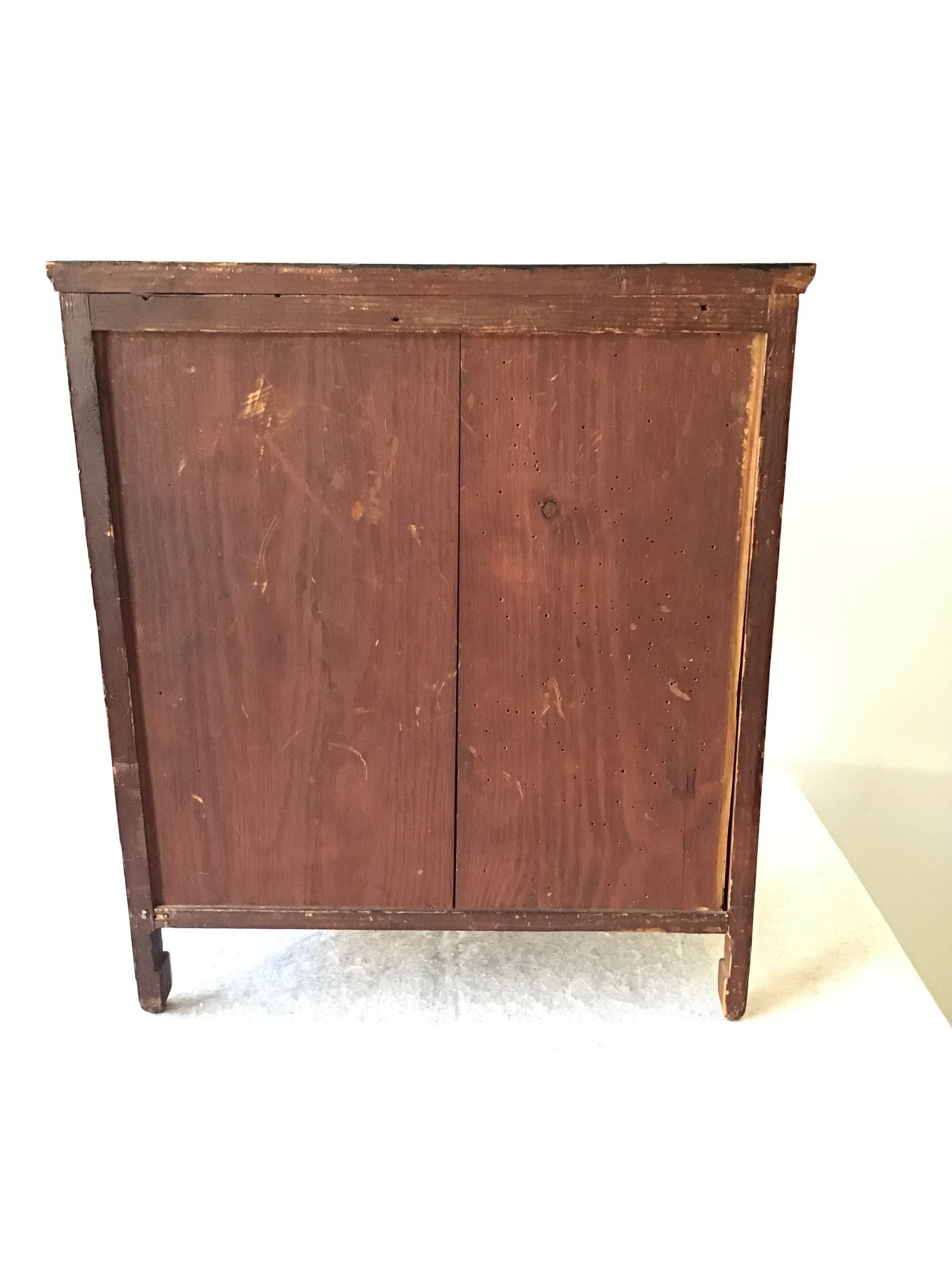 1880 Caja asiática de madera tallada con cajones Fines del siglo XIX en venta