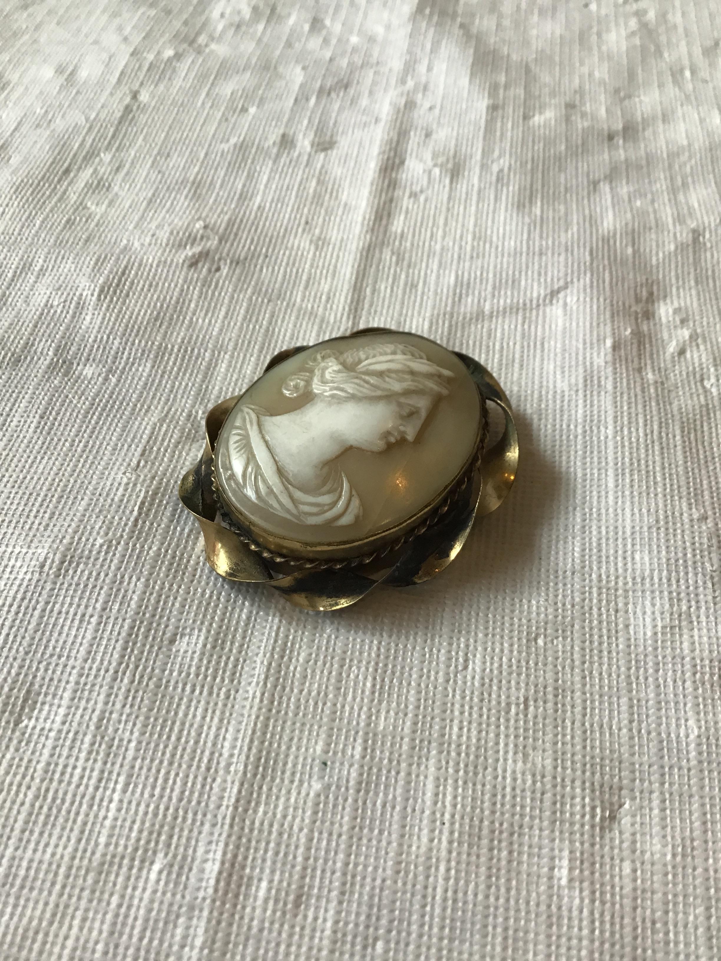 1880s Carved Cameo In Good Condition For Sale In Tarrytown, NY