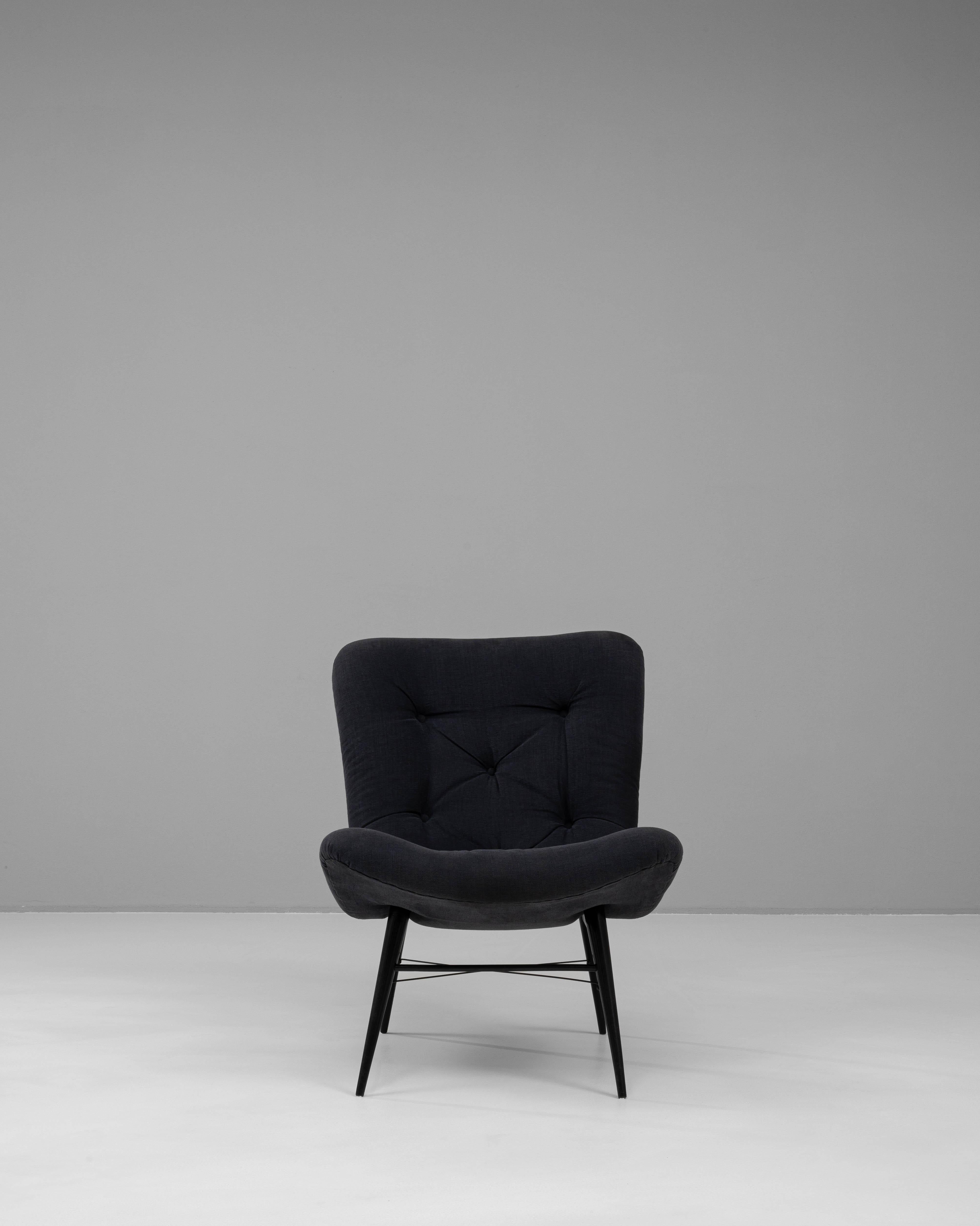 Cette exquise chaise chinoise rembourrée des années 1880 présente l'élégance intemporelle du design chinois traditionnel avec une touche de modernité. Son revêtement noir élégant complète les lignes épurées et les courbes subtiles, ce qui en fait