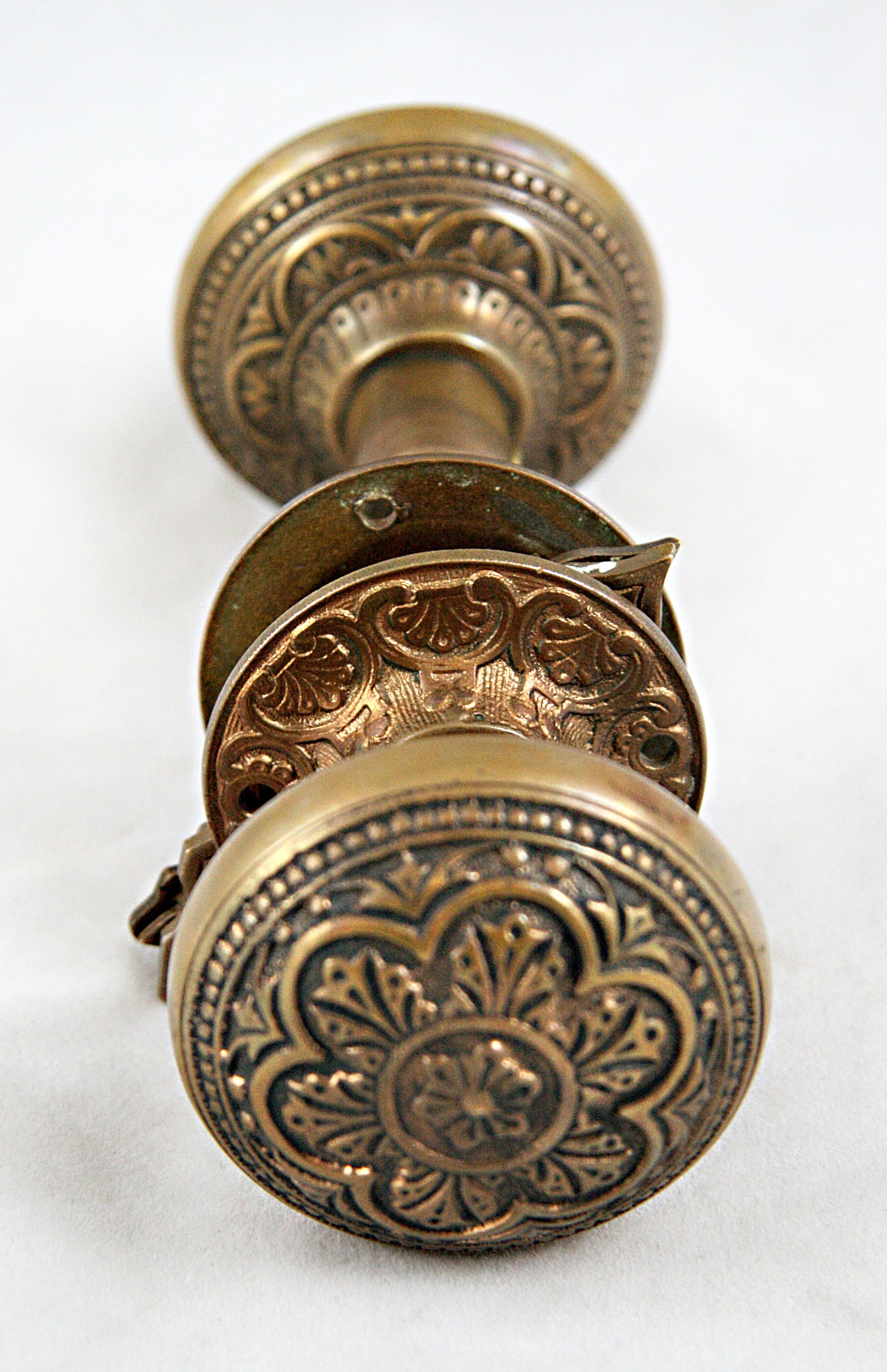 Juego de pomos de puerta de bronce vernáculo clásico de 1880 de Corbin, Cantidad disponible Estadounidense