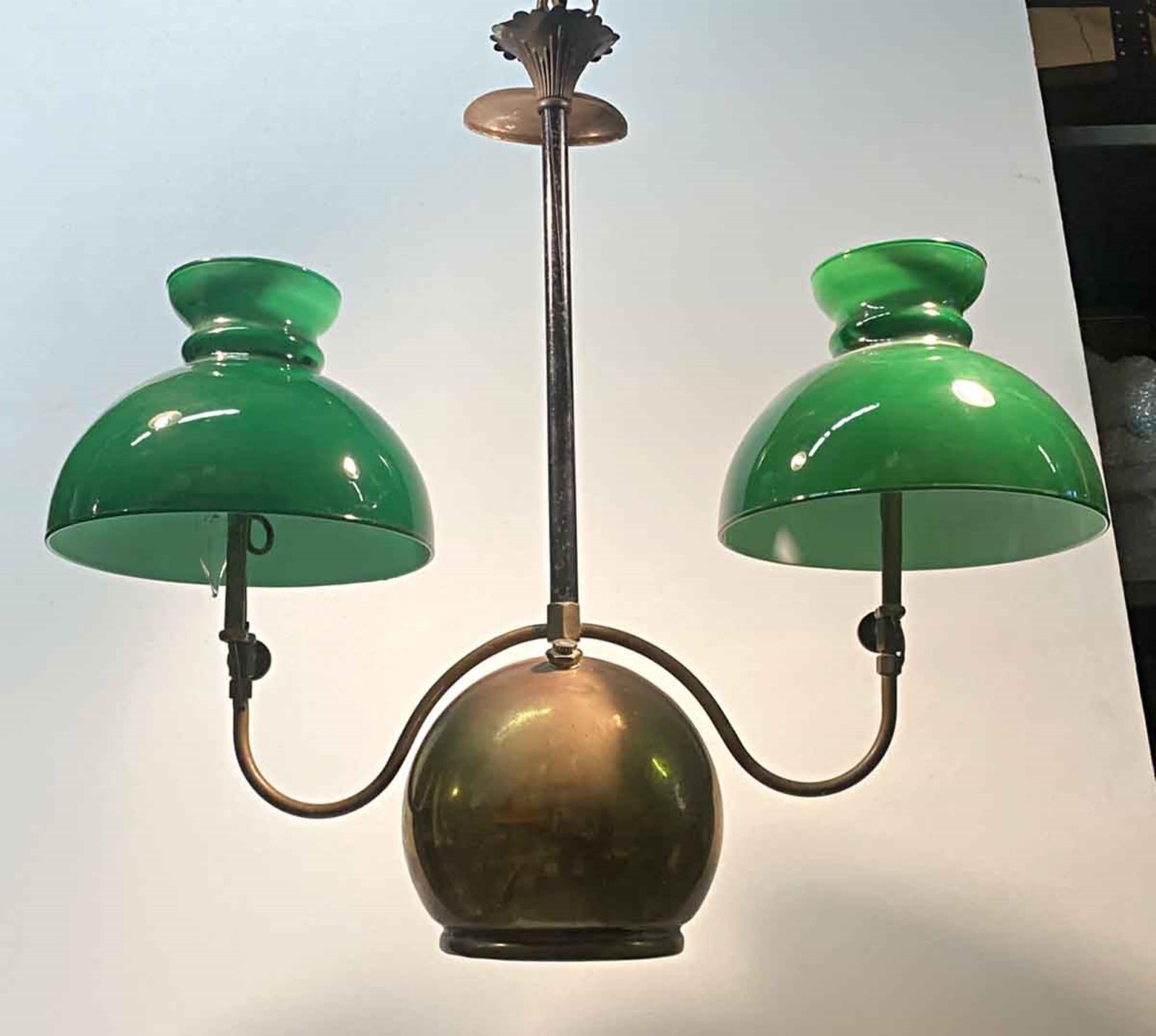 Zweiflammige Öllaterne aus den 1880er Jahren mit der originalen tiefen Patina. Mit zwei grünen Glasschirmen. Umgestellt auf Elektroantrieb. Diese können Sie an unserem Standort 400 Gilligan St in Scranton besichtigen. PA.