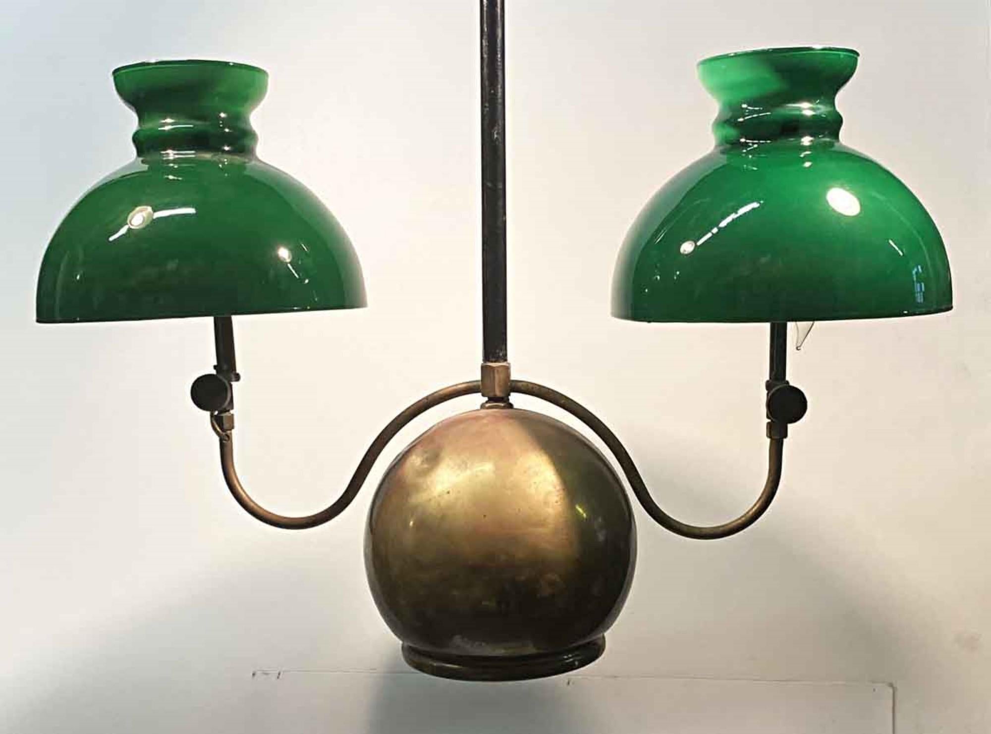Doppelflammige Öllaterne aus Messing und grünem Glas mit Walmotiv, 1880er Jahre (amerikanisch)