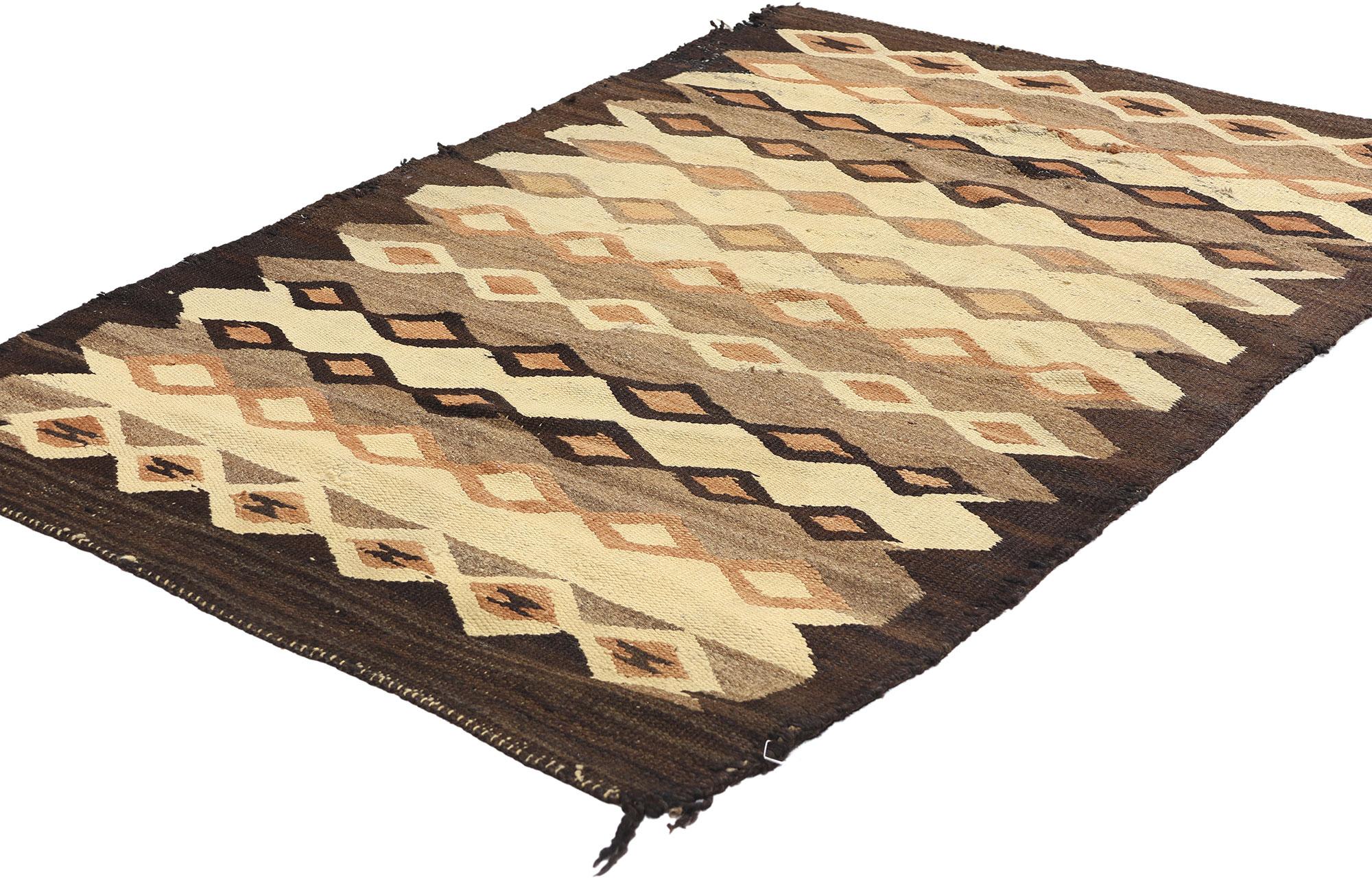 79101 Fin du 19e siècle Antique Crystal Southwestern Style Kilim Rug, 03'00 x 04'08. Ce kilim en laine tissé à la main à la fin du XIXe siècle dans le style Crystal Southwestern représente une magnifique pièce de l'histoire du tissage d'inspiration