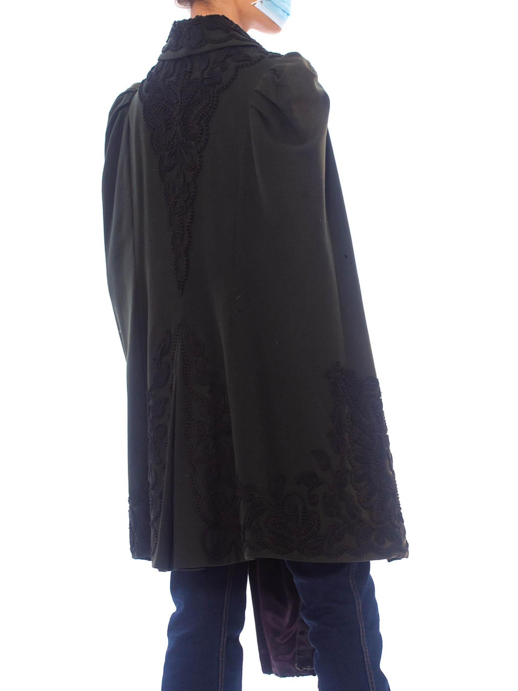 Viktorianische dunkelgrüne Wolle 1880er 1890er Dolman-Cape mit Soutache-Stickerei im Zustand „Gut“ im Angebot in New York, NY