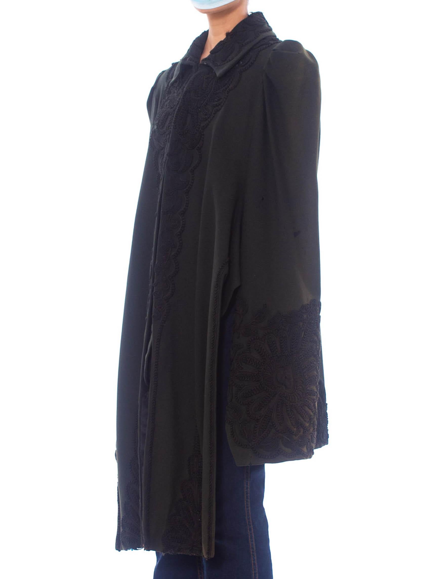 Victorian Dark Green Wool 1880S 1890S Dolman Cape With Soutache Embroidery In Excellent Condition For Sale In New York, NY