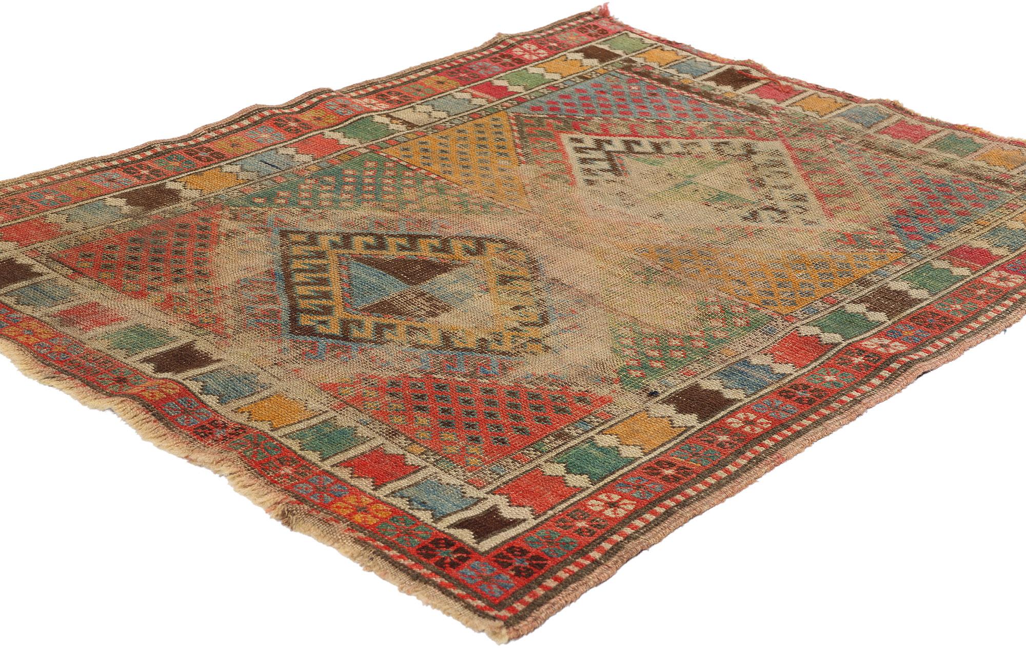 78966 Tappeto Shirvan Antico Caucasico Distrutto, 02'10 x 03'07. 
Questo tappeto Shirvan in lana annodato a mano, risalente al 1880, offre uno sguardo accattivante sull'arte della regione del Caucaso alla fine del XIX secolo. Il disegno geometrico