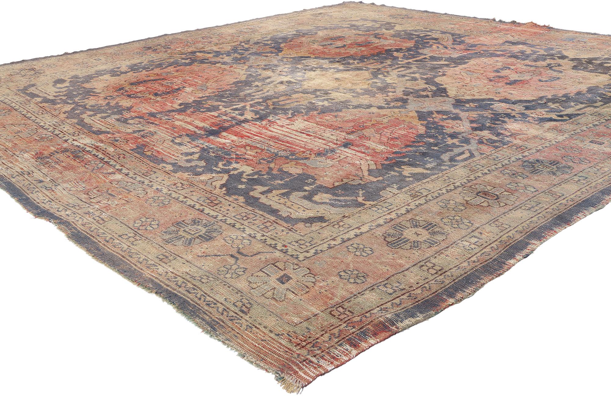 78744 Tappeto Oushak Turco Antico Distressed, 09'05 x 09'11. Questo tappeto antico turco Oushak della fine del XIX secolo presenta un'eleganza consumata dal tempo, che testimonia la sua ricca eredità storica. Annodato magistralmente a mano in