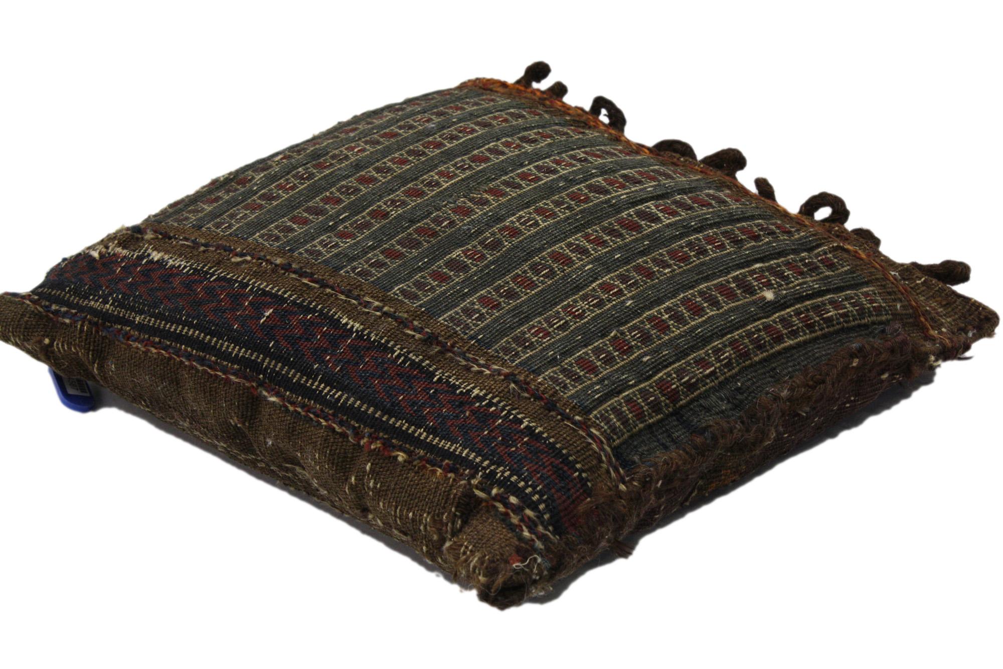 74587 Antiker Afghanenteppich Kissen, 01'01 x 01'04. Kleine afghanische Kissen, oft auch afghanische Kelimkissen oder Kissenbezüge genannt, sind Dekorationsartikel, die aus handgewebten Kelims, d. h. flachgewebten Teppichen, hergestellt werden.