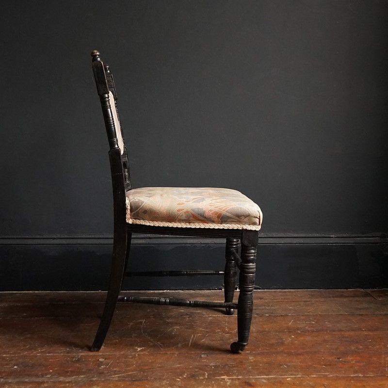 Paire de chaises d'appoint anciennes en bois d'ébène du mouvement esthétique, 19ème siècle en vente 2