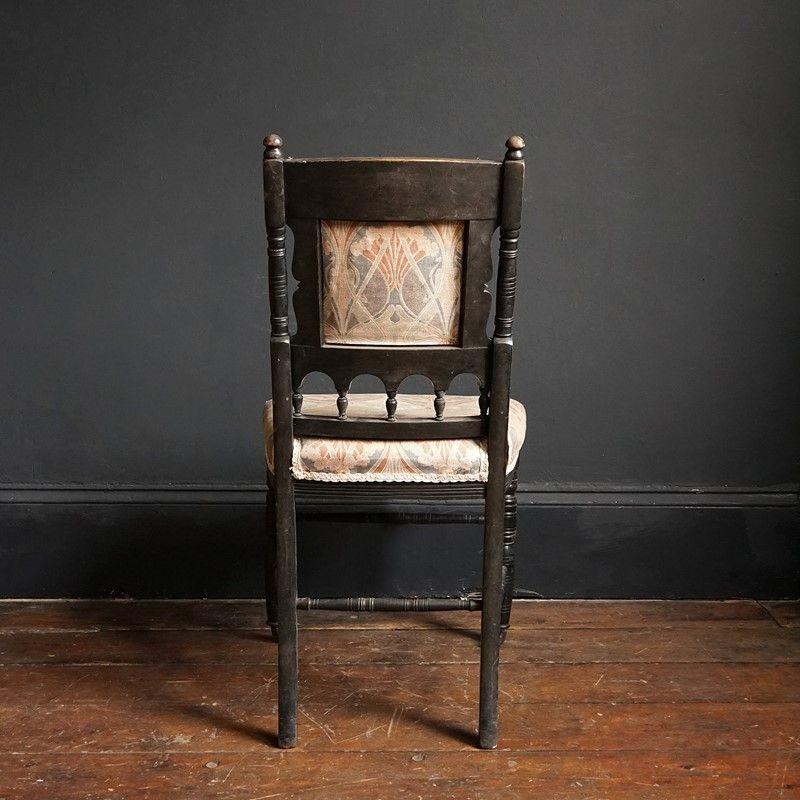 Paar antike, ebonisierte Beistellstühle aus der Ästhetizismus, 19. Jahrhundert im Angebot 4