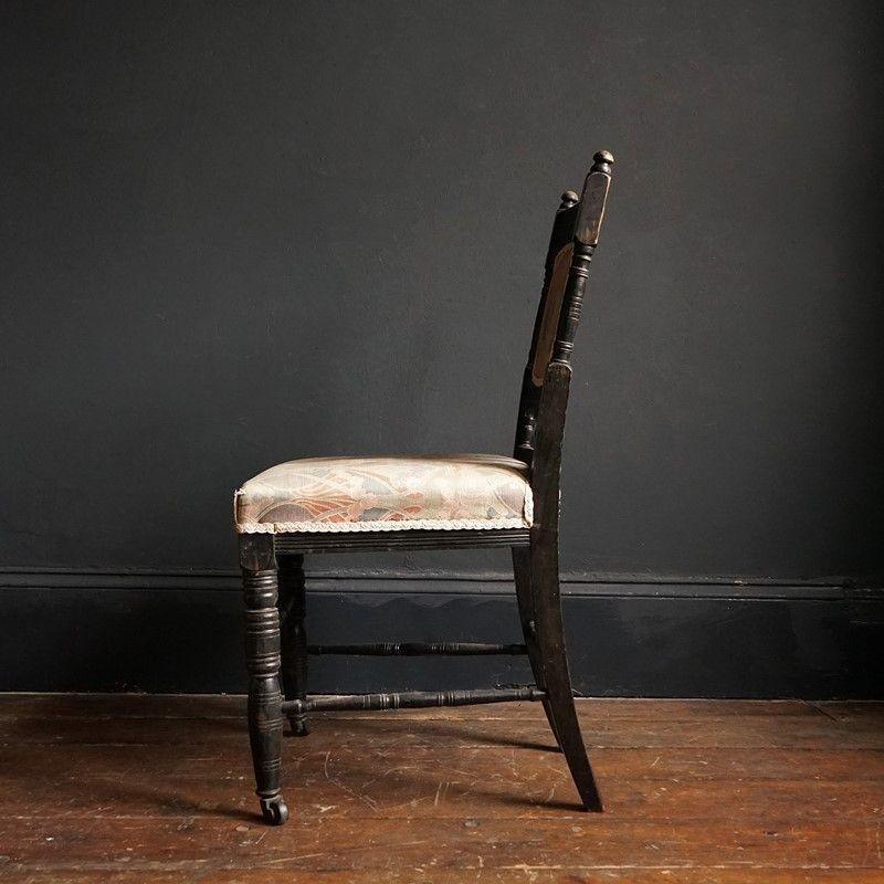 Paire de chaises d'appoint anciennes en bois d'ébène du mouvement esthétique, 19ème siècle en vente 4