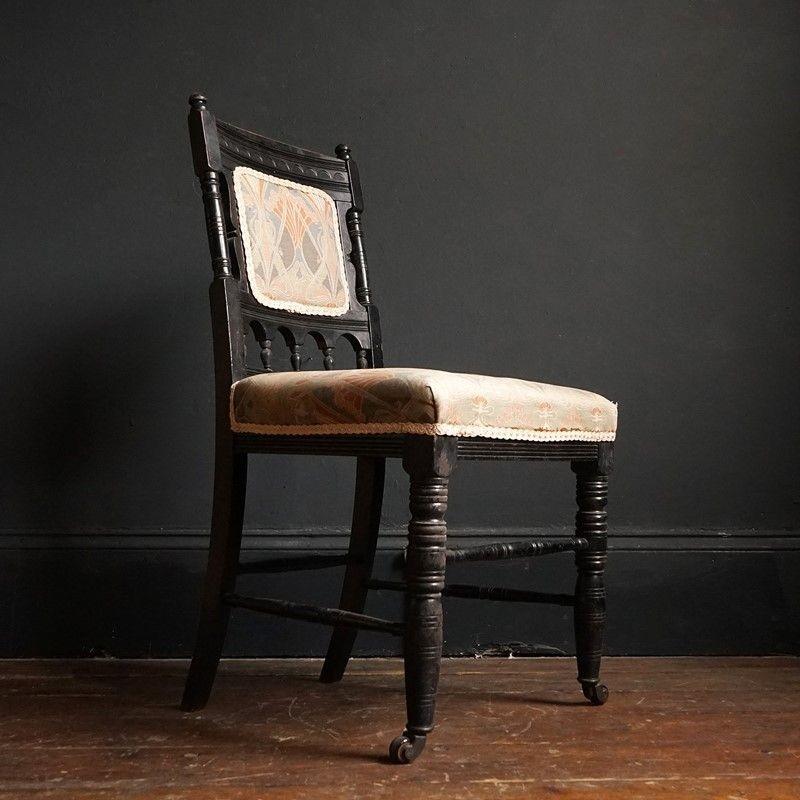 Paire de chaises d'appoint anciennes en bois d'ébène du mouvement esthétique, 19ème siècle en vente 5