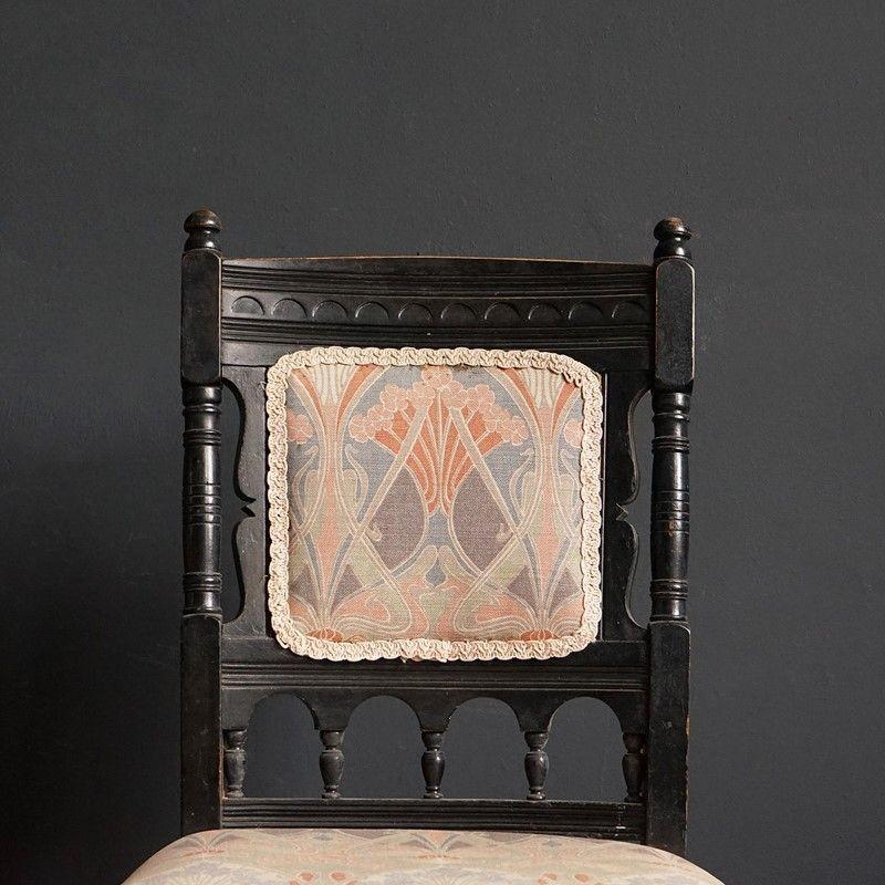 Paar antike, ebonisierte Beistellstühle aus der Ästhetizismus, 19. Jahrhundert (Britisch) im Angebot
