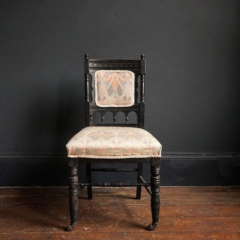 Tissu d'ameublement Paire de chaises d'appoint anciennes en bois d'ébène du mouvement esthétique, 19ème siècle en vente