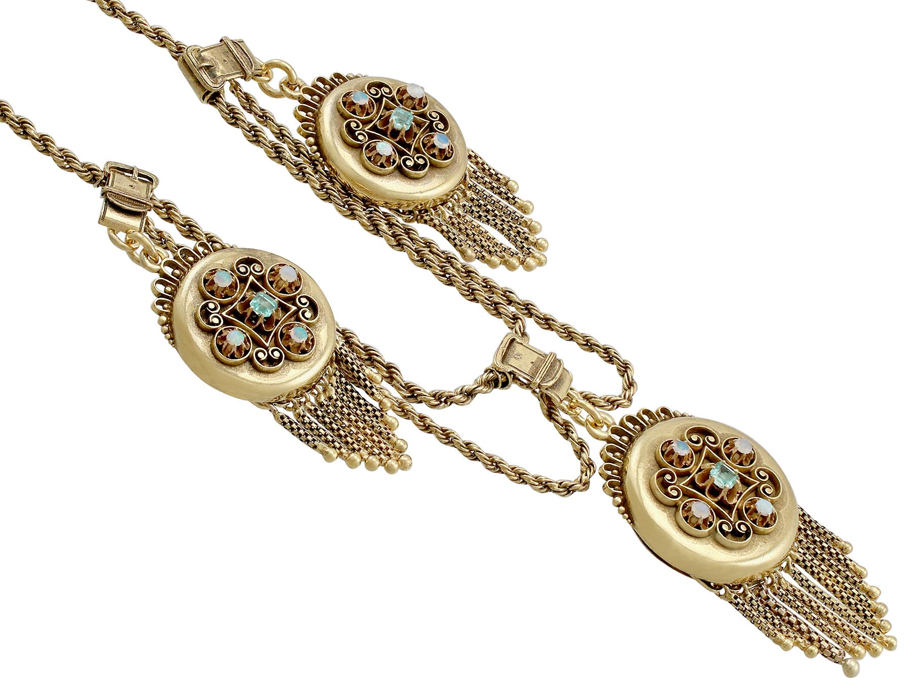 Viktorianische Medaillon-Halskette aus Gelbgold mit Smaragd und Opal, drei Medaillons (Cabochon) im Angebot