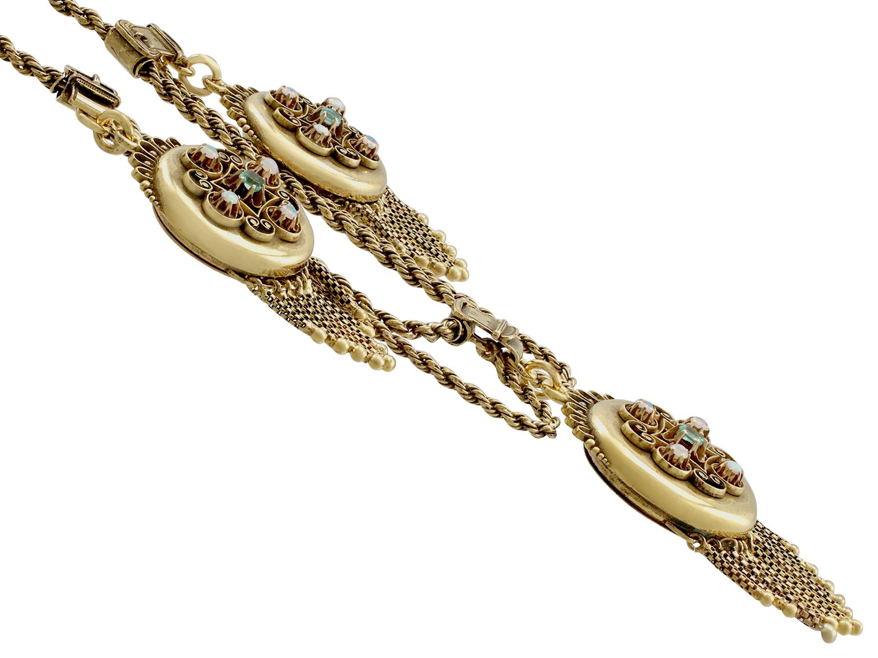 Taille cabochon Collier victorien à trois médaillons en or jaune, émeraude et opale en vente