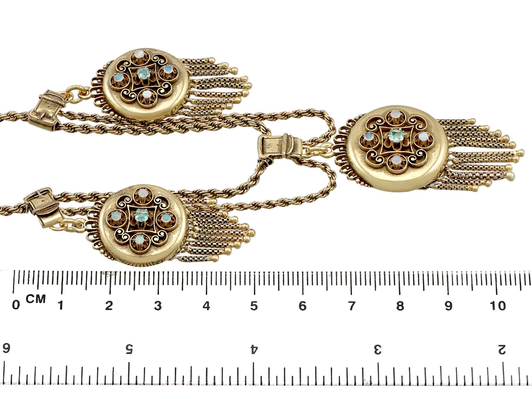 Viktorianische Medaillon-Halskette aus Gelbgold mit Smaragd und Opal, drei Medaillons im Angebot 1