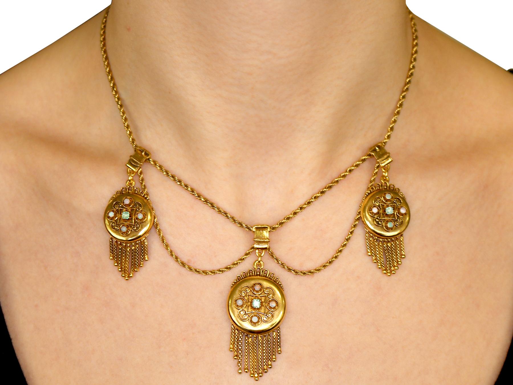 Viktorianische Medaillon-Halskette aus Gelbgold mit Smaragd und Opal, drei Medaillons im Angebot 2