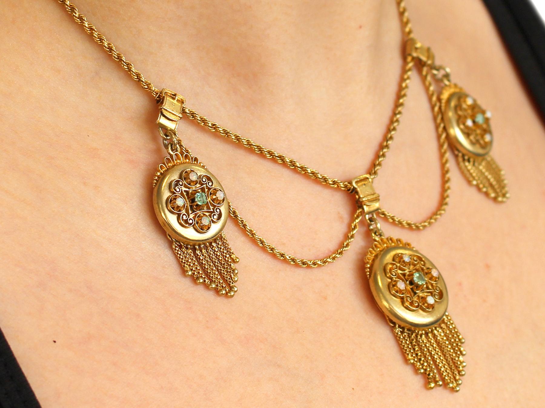 Viktorianische Medaillon-Halskette aus Gelbgold mit Smaragd und Opal, drei Medaillons im Angebot 3