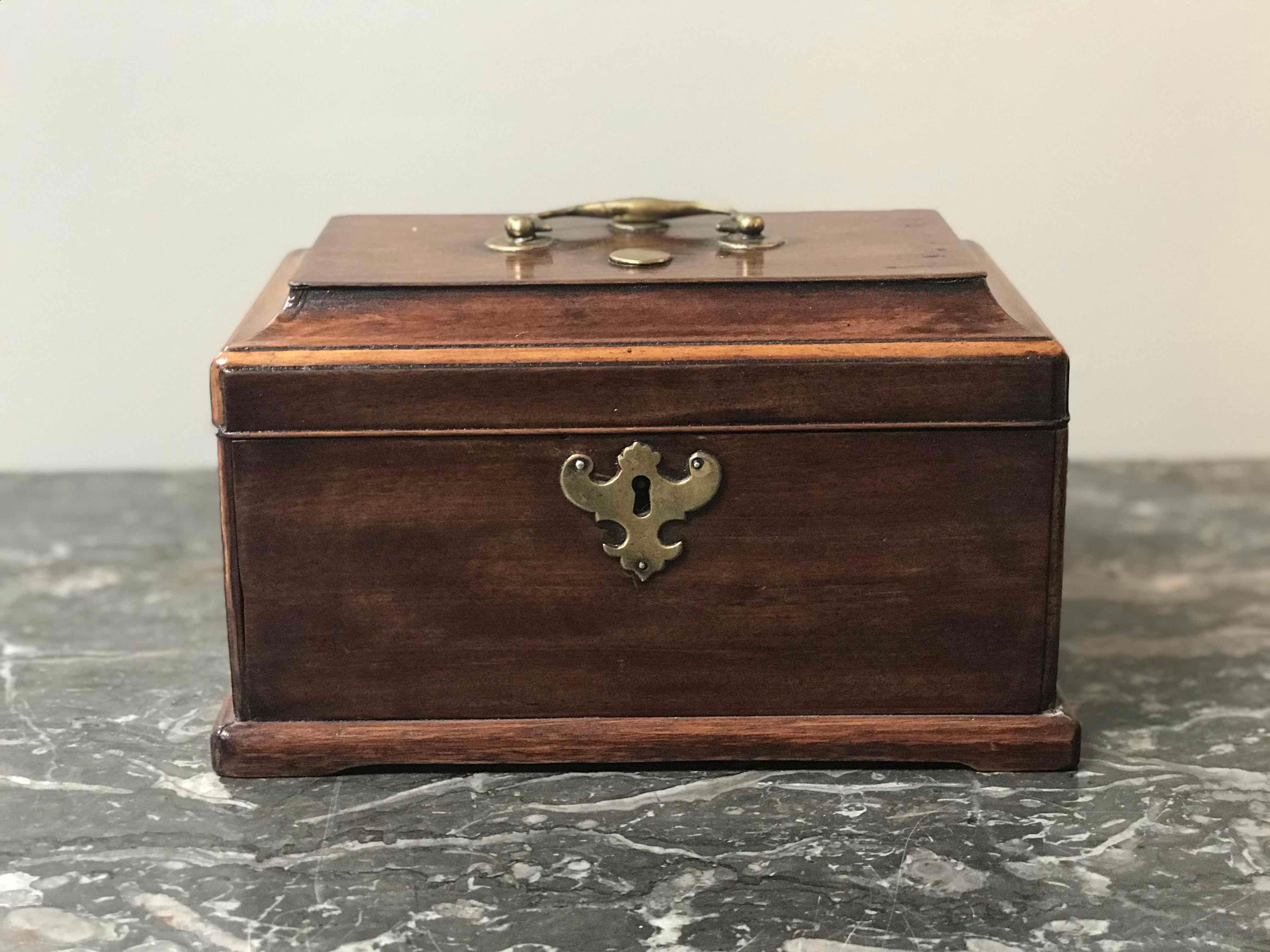 1880s English Georgian tea caddy box with brass detail. 