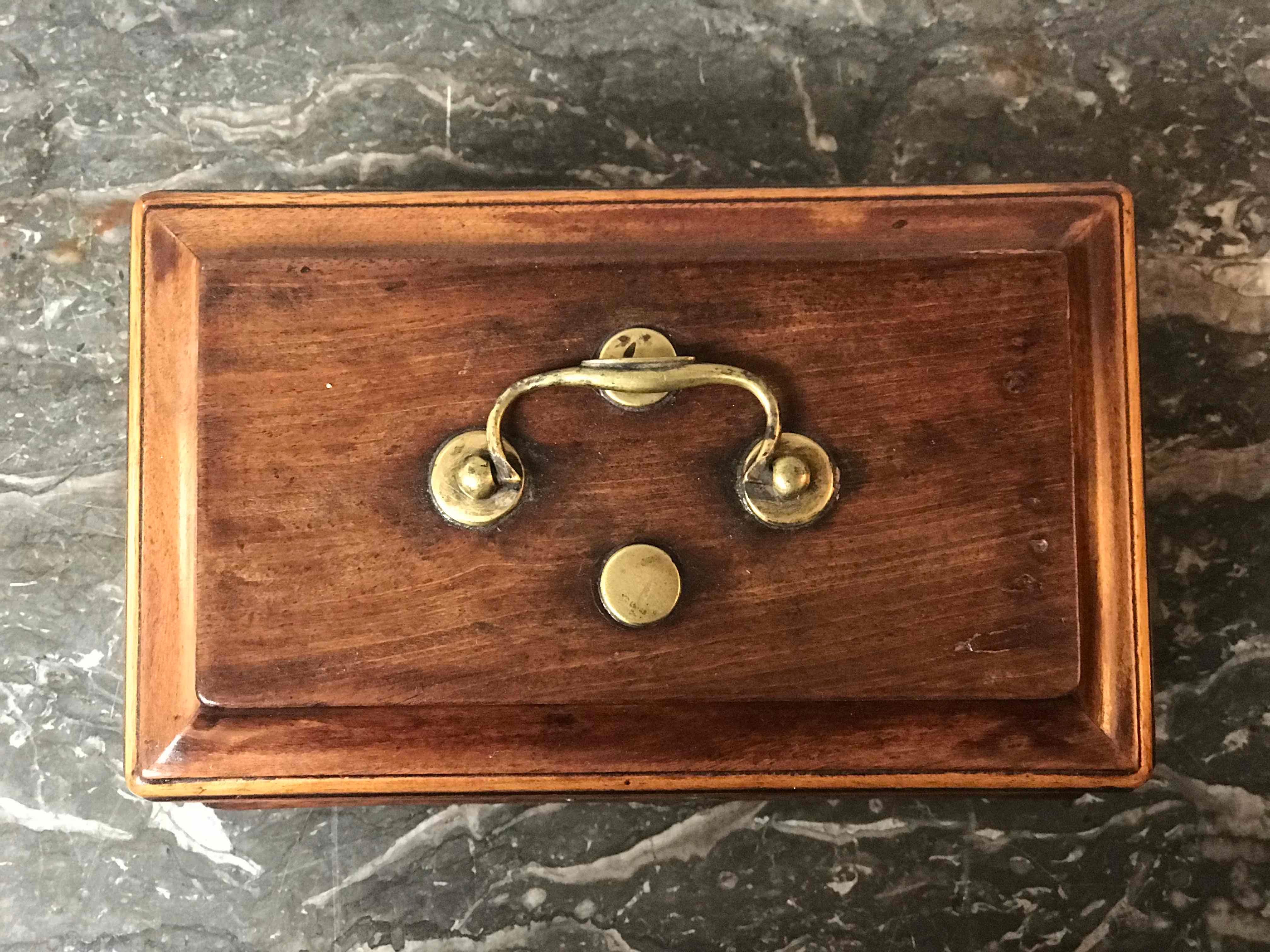 1880s English Georgian Tea Caddy Box with Brass Detail In Good Condition In Los Angeles, CA