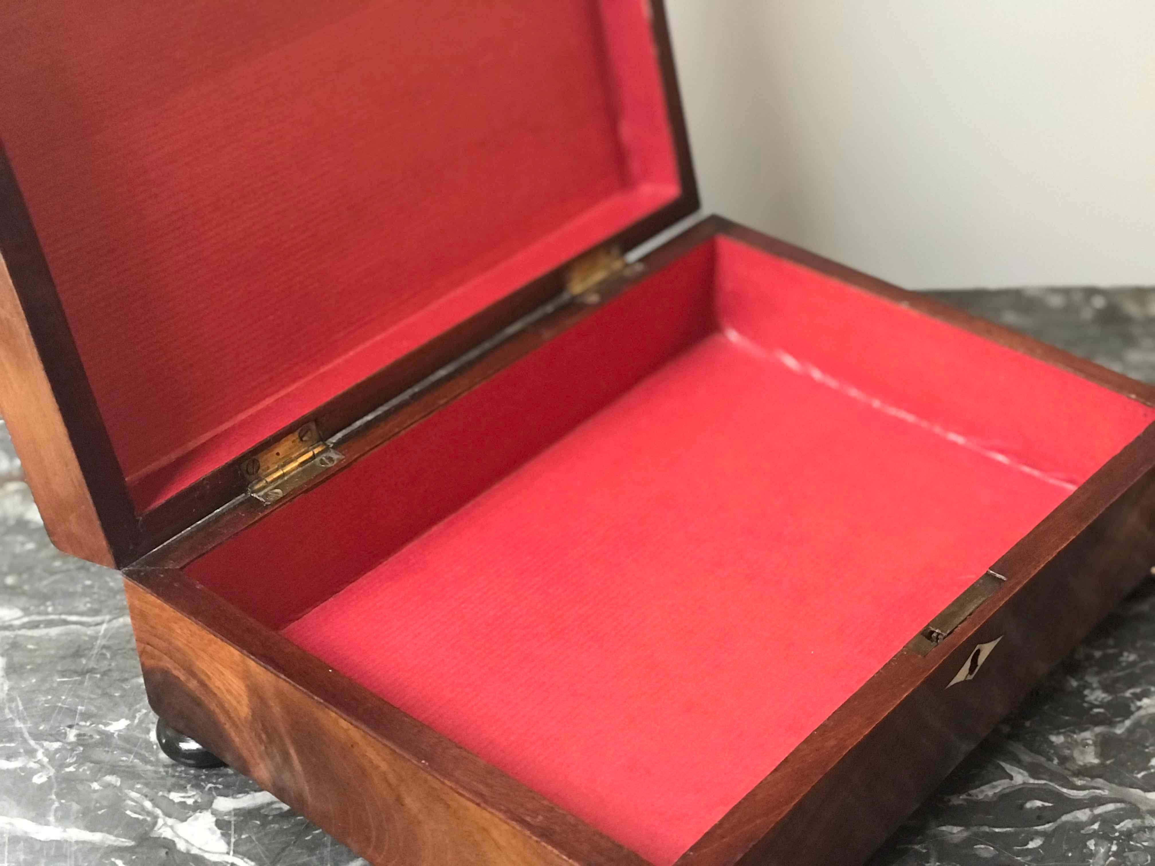 1880s English Mahogany Box on Rounded Feet In Good Condition In Los Angeles, CA