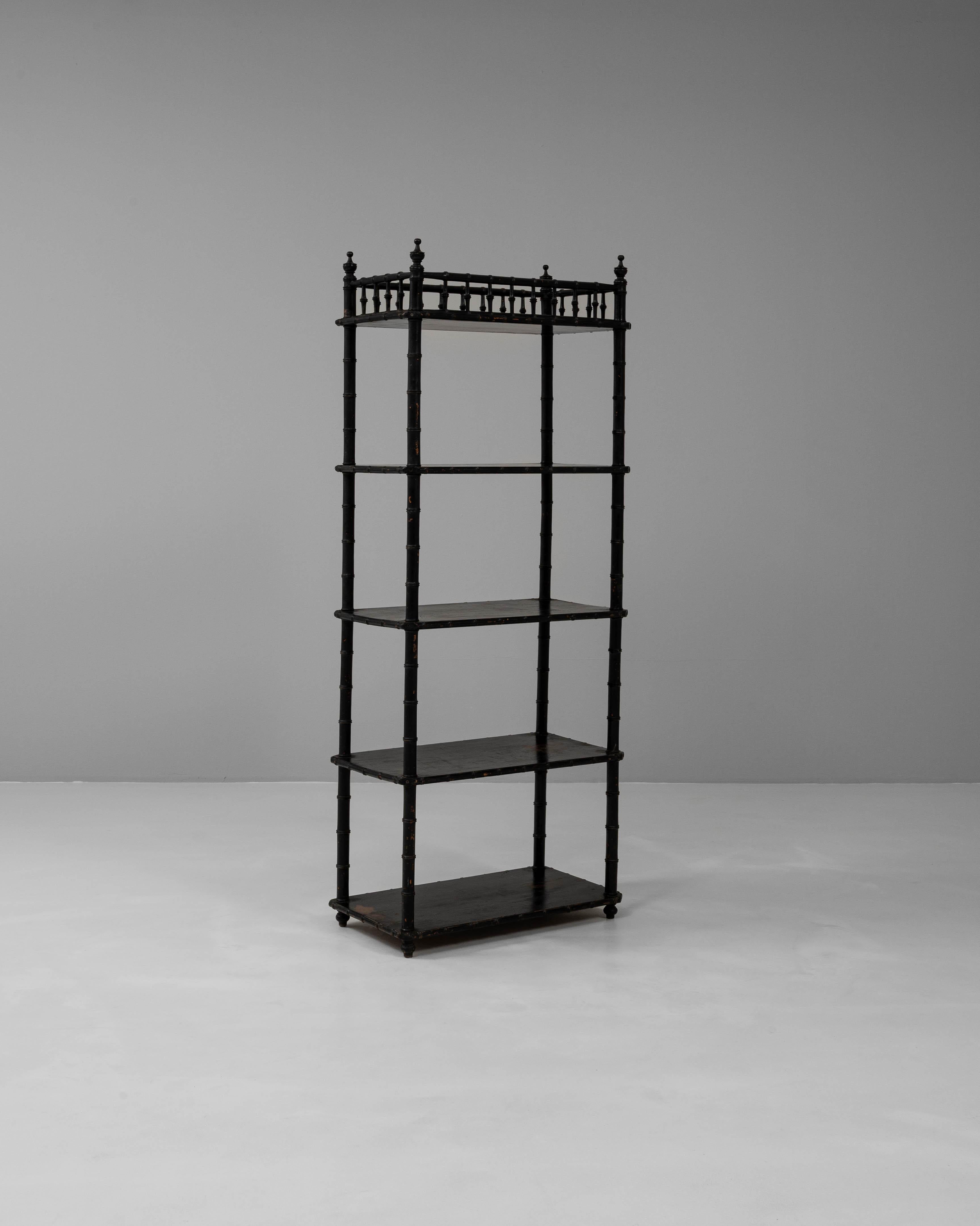 Questa mensola in legno patinato nero francese del 1880 incarna una raffinata maestria con un tocco di fascino antico. Con quattro piani aperti sostenuti da montanti in stile finto bambù, offre sia un pratico spazio di archiviazione che un aspetto