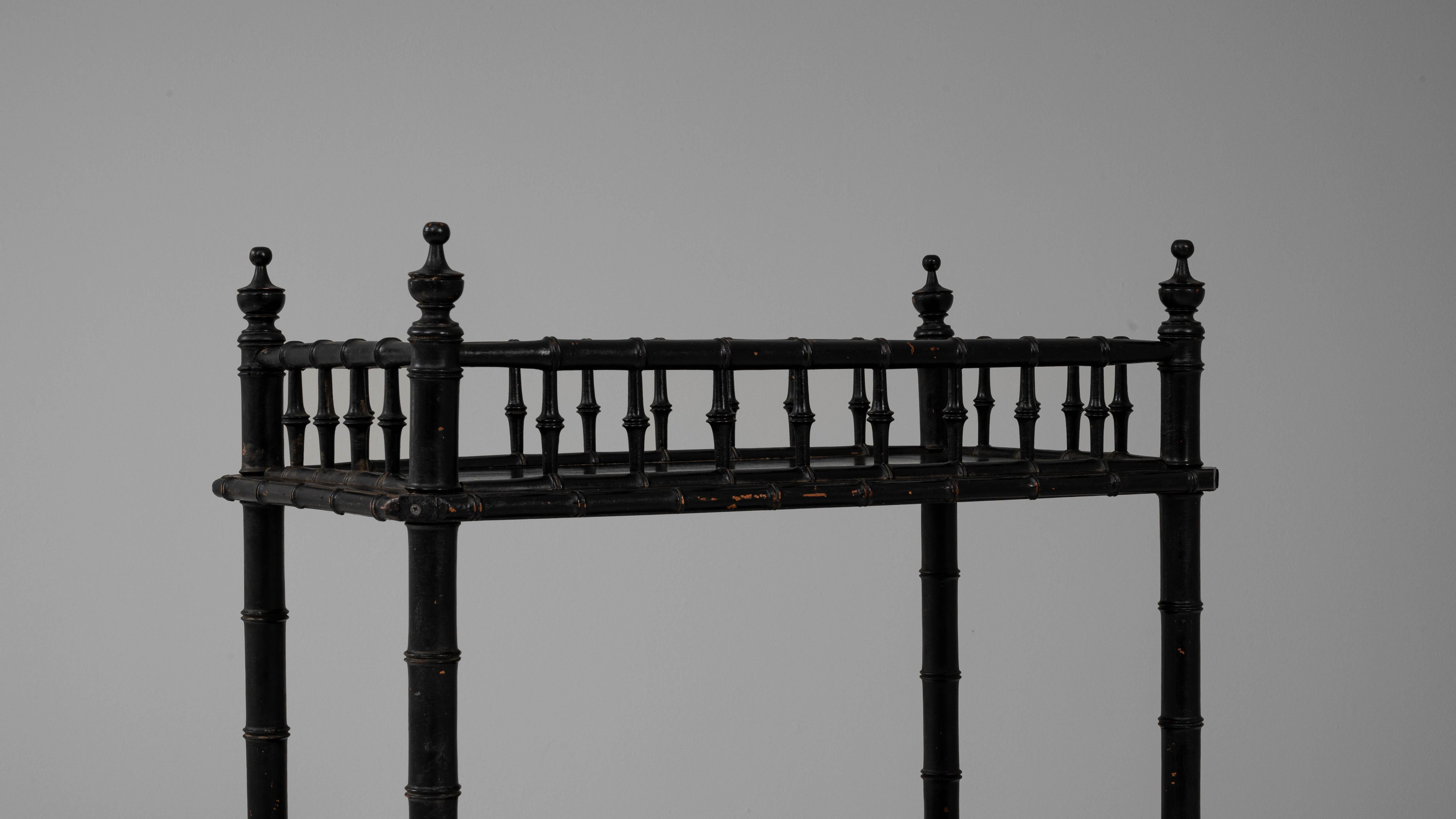Scaffale francese in legno patinato nero del 1880 in vendita 1