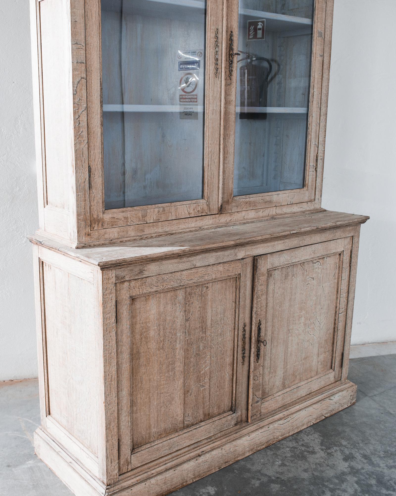 1880s French Bleached Oak Vitrine In Good Condition In High Point, NC