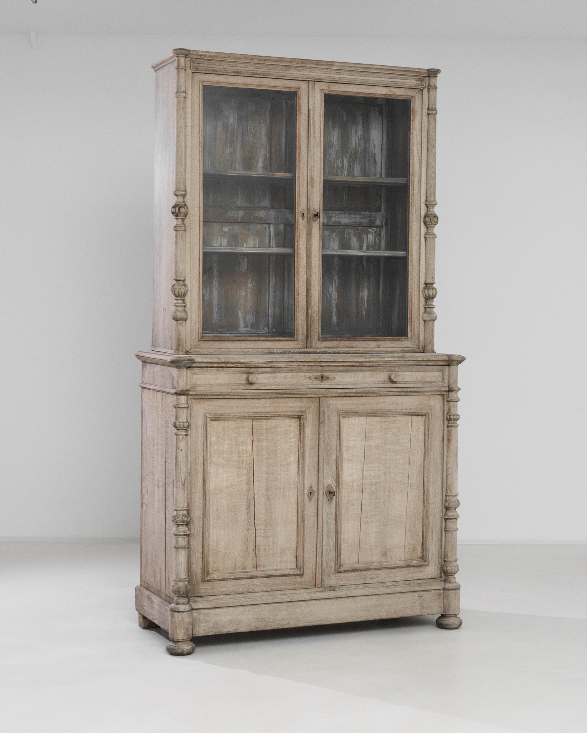 1880s French Bleached Oak Vitrine In Good Condition In High Point, NC