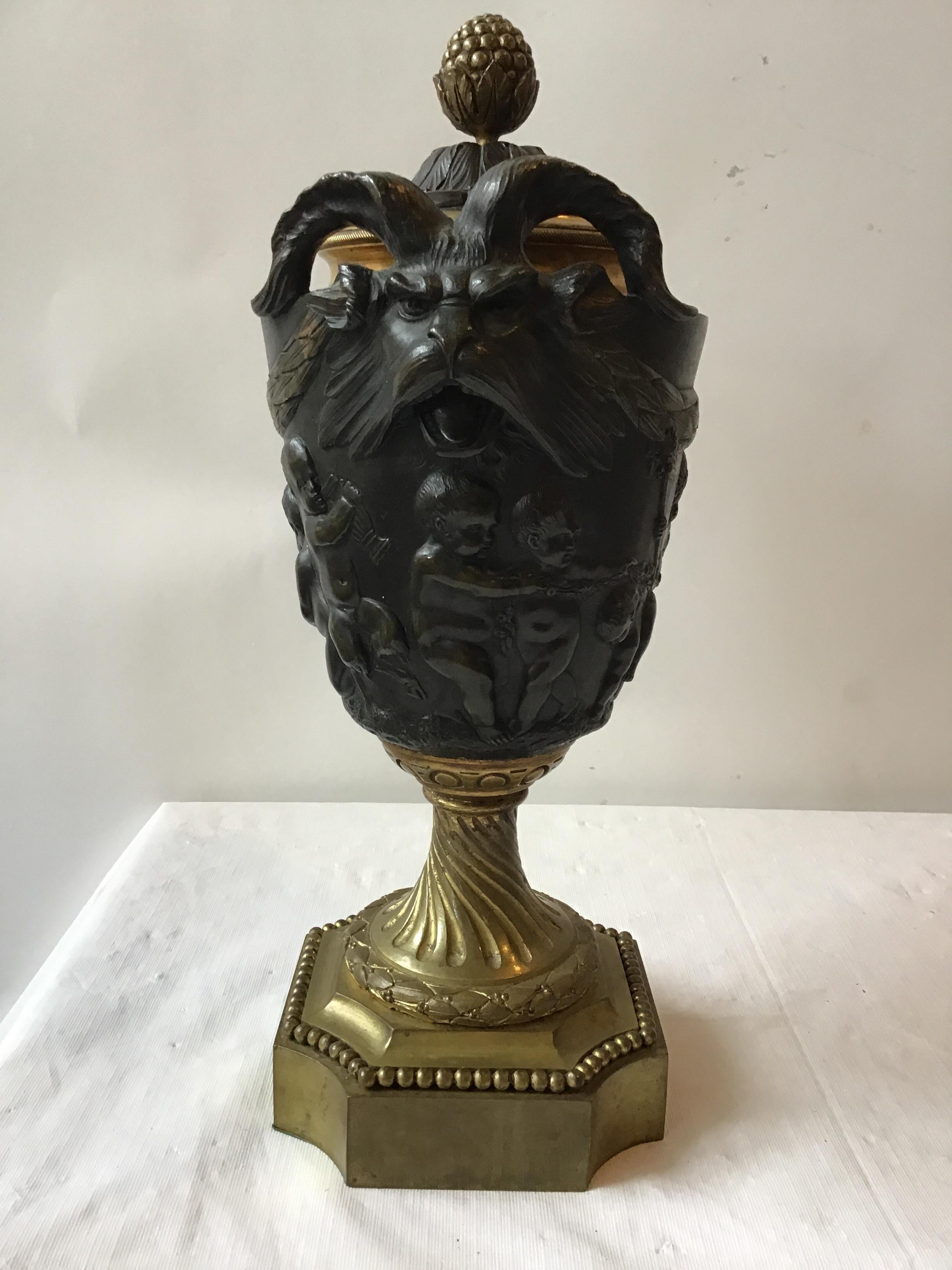 Bronzo Urna classica francese in bronzo del 1880 in vendita
