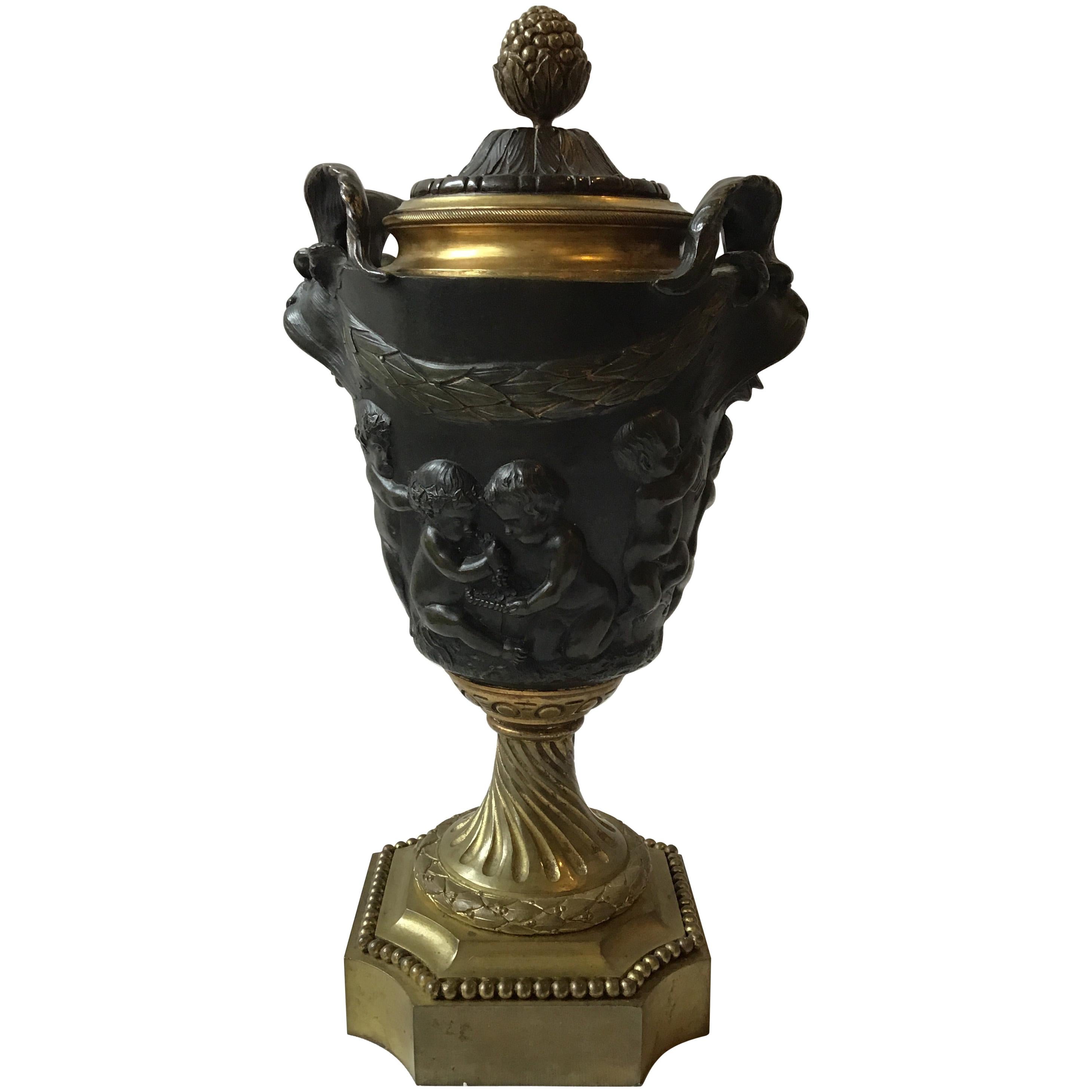 Urne classique en bronze français des années 1880