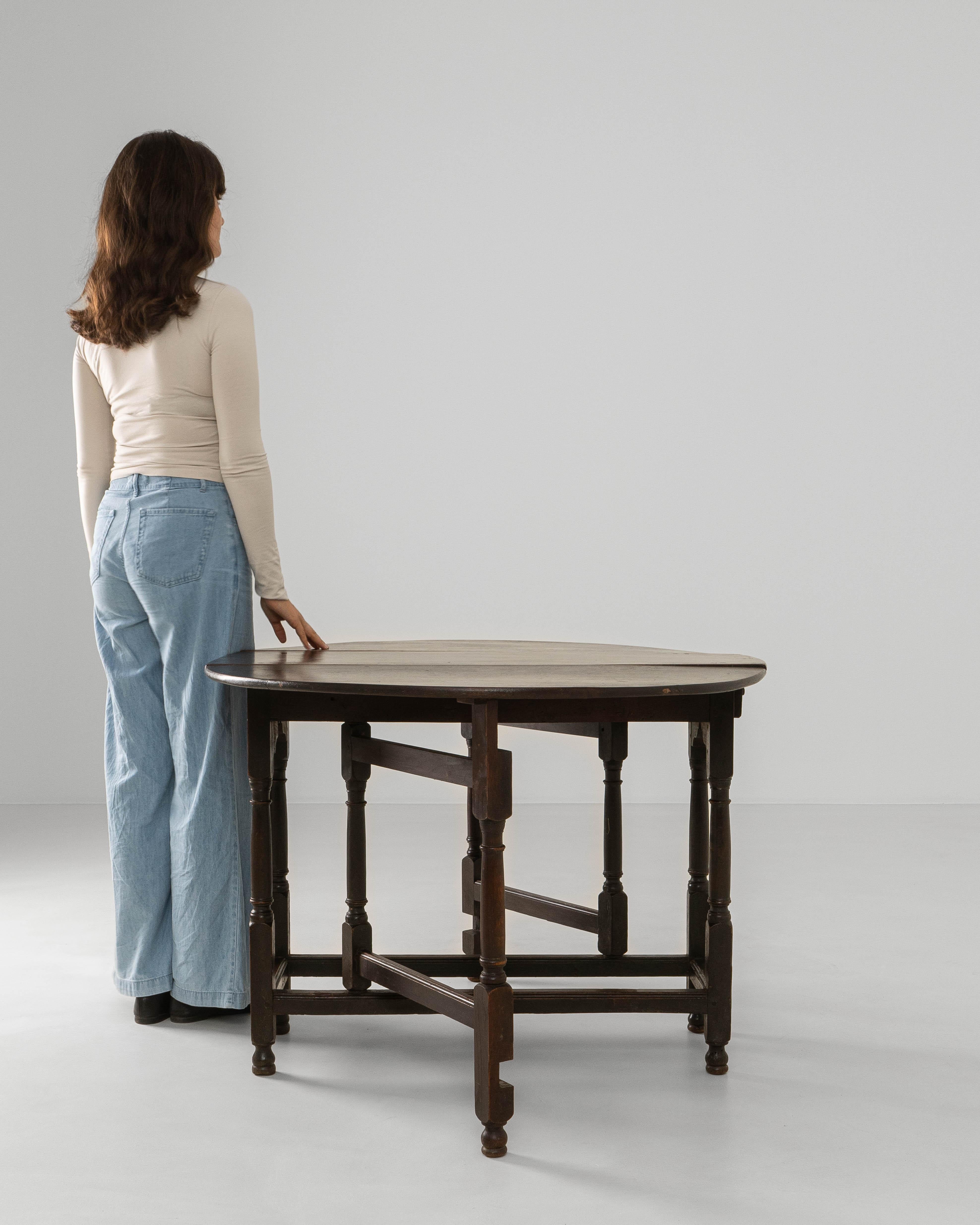 19th Century 1880s French Ellipse Wooden Gateleg Table In Original Patina For Sale