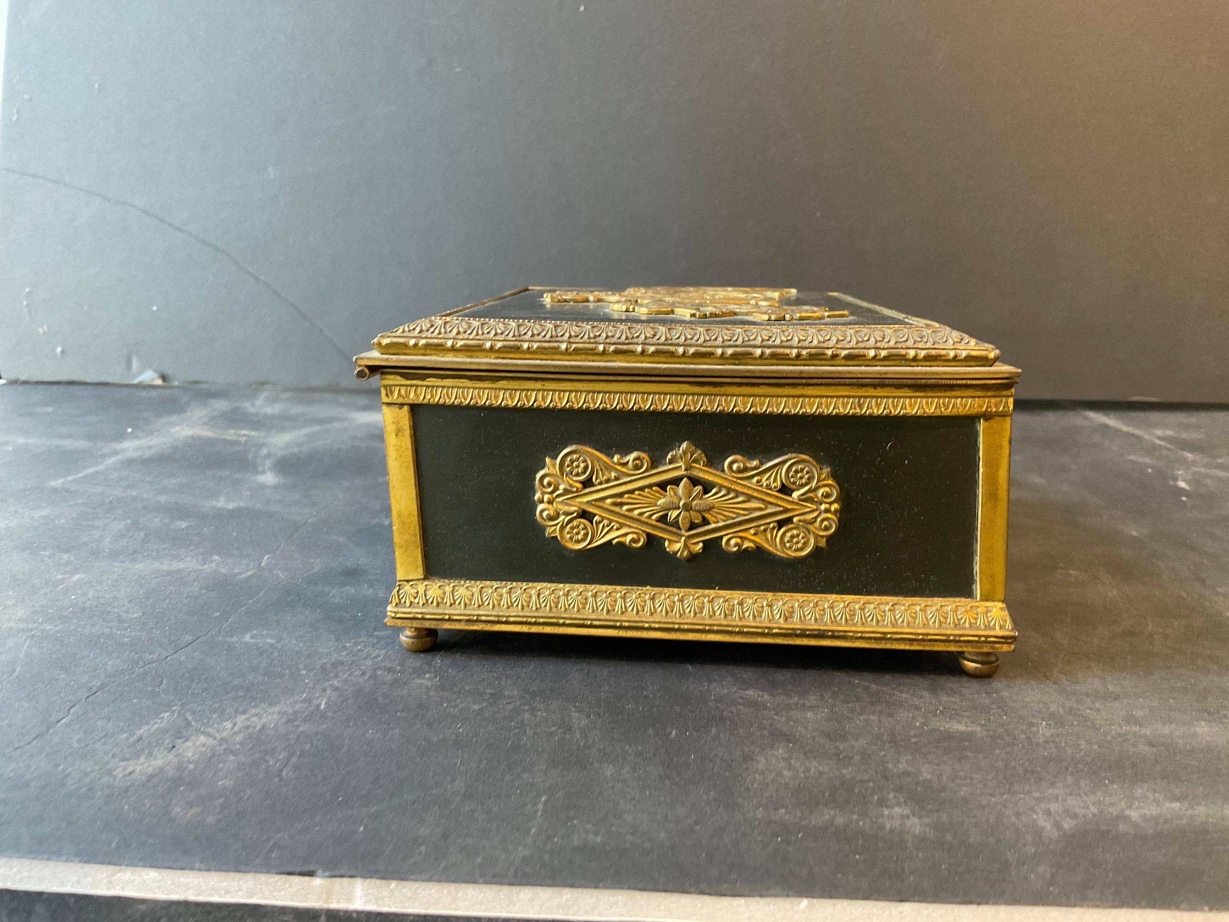 Scatola d'ottone Impero francese del 1880 in vendita 3