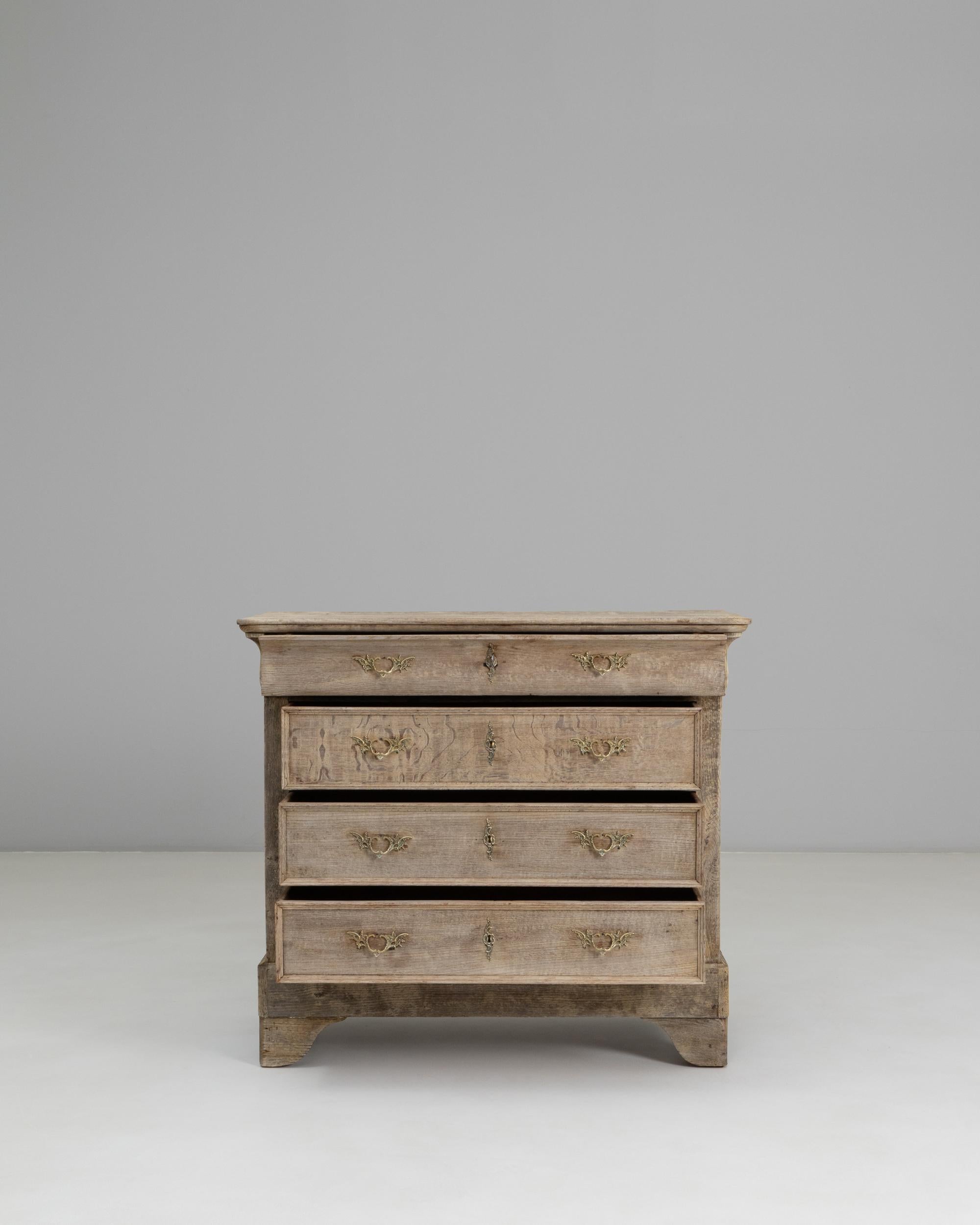 Gustaviano 1880s French Gustavian Chest of Drawers in vendita