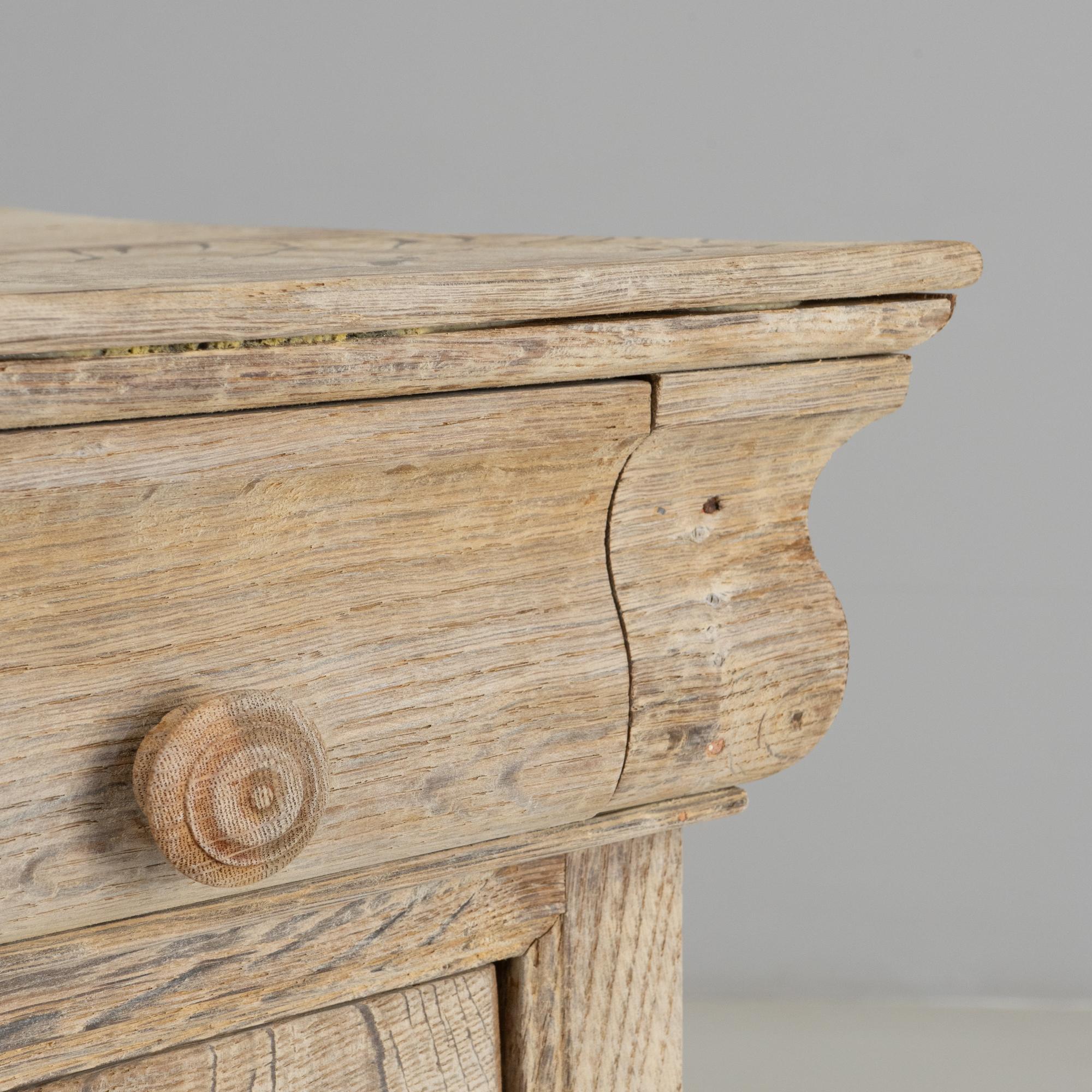 1880s French Gustavian Oak Chest of Drawers in vendita 3