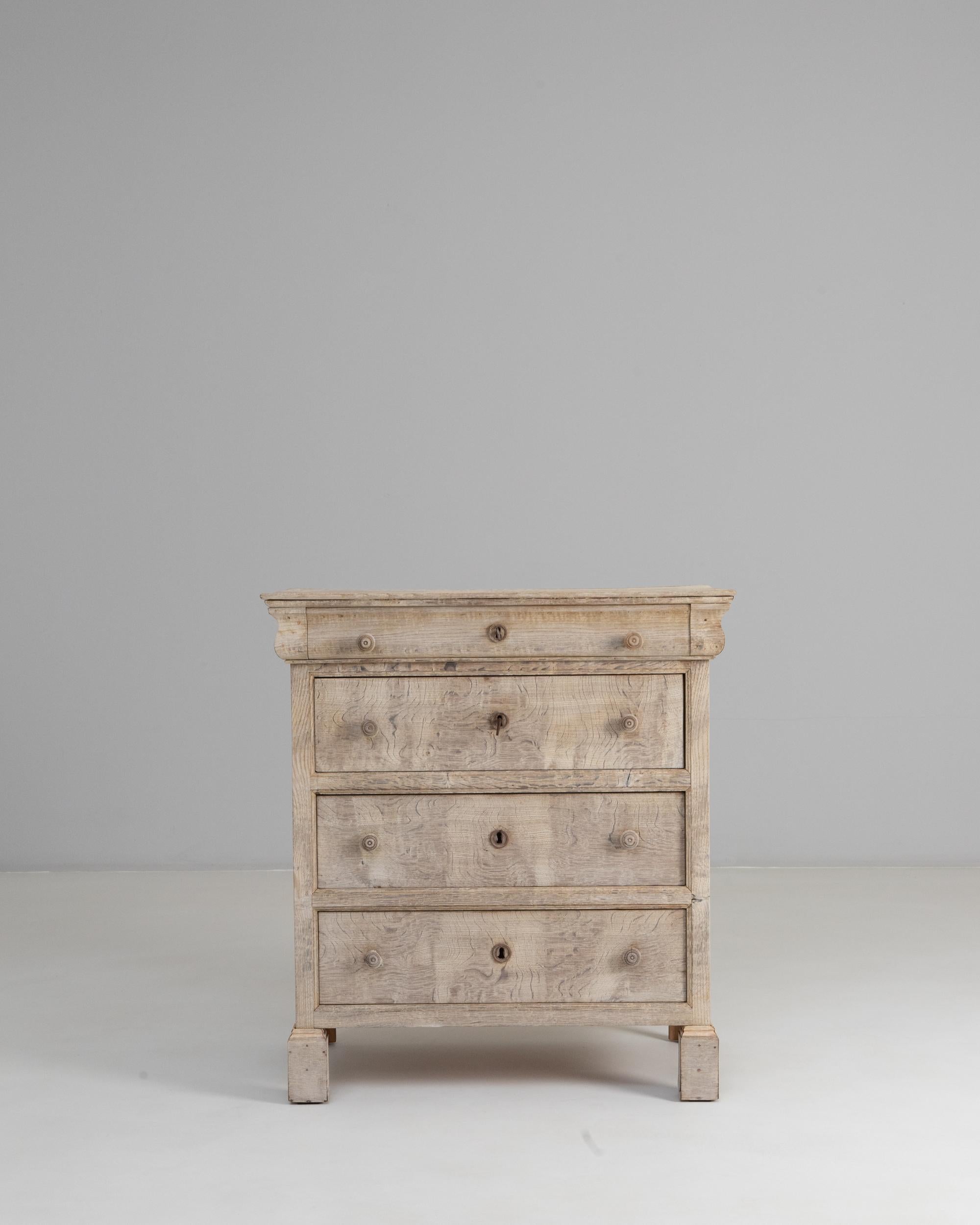 Cassettiera francese Gustavian Oak del 1880. Questa cassapanca sobria esemplifica l'enfasi dello stile gustaviano sull'equilibrio, la semplicità e la tranquilla raffinatezza. Realizzato in rovere massiccio con una patina splendidamente invecchiata,