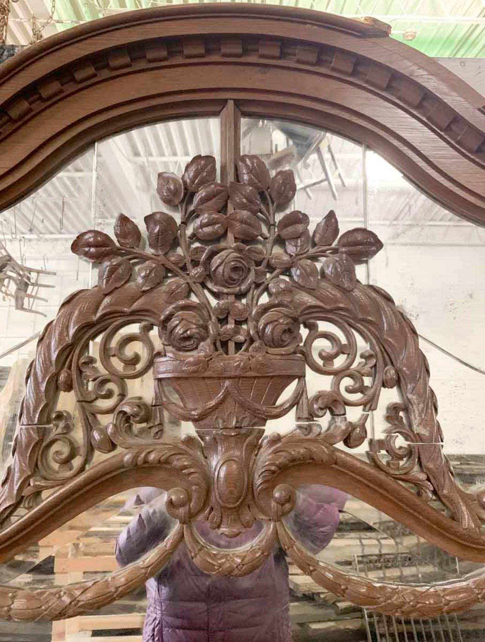 Grande specchio da camino in Oak del 1880 che può essere utilizzato anche come specchio da terra o da parete. Cornice intagliata a mano con dettagli floreali. Specchio originale smussato con leggero deterioramento. Alcune piccole crepe nei vetri