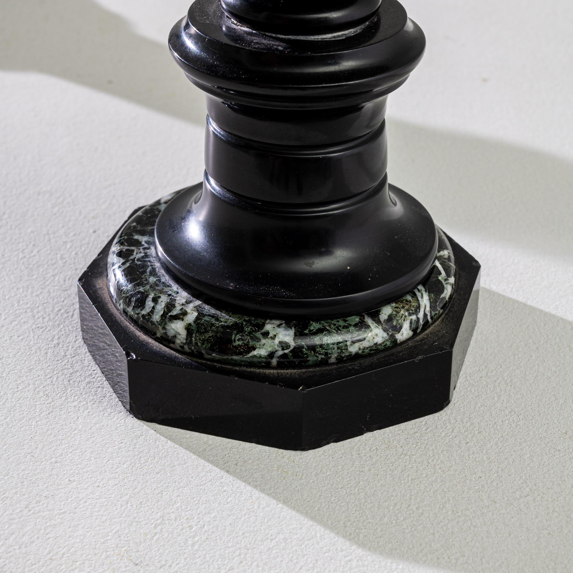 Verwandeln Sie Ihren Raum mit diesem Set aus zwei französischen Marmor-Kerzenhaltern aus den 1880er Jahren, die eine exquisite Mischung aus Raffinesse und Kunstfertigkeit darstellen. Diese aus luxuriösem schwarzem Marmor gefertigten Kerzenhalter